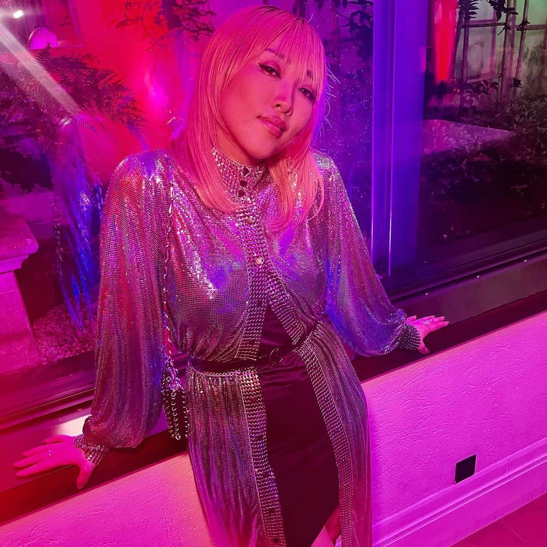 Tigarah e Lauraさんのインスタグラム写真 - (Tigarah e LauraInstagram)「I don’t know which photo can show you best how this @pacorabanne dress and the boots are FABULOUS, but I’m just SO in love! 😍💖💜💙」4月16日 22時57分 - tigarah