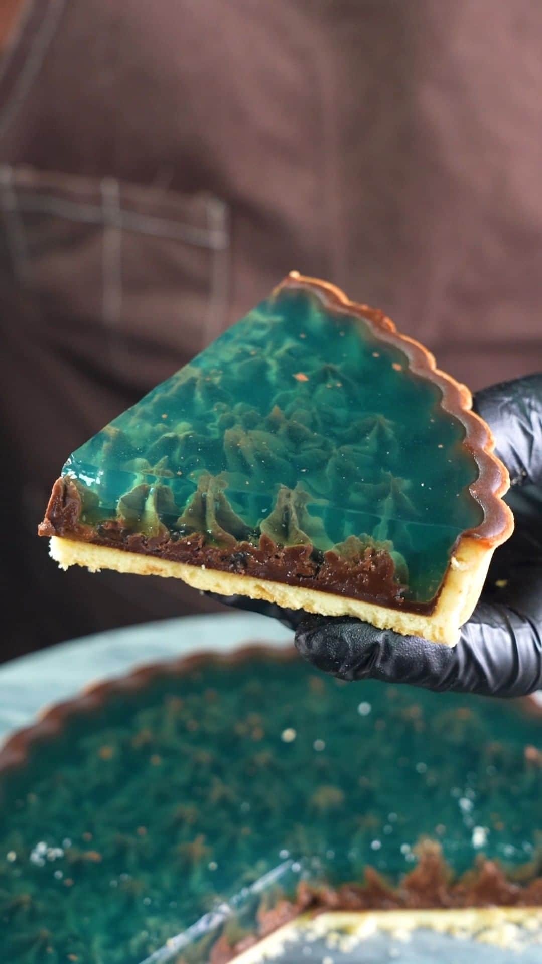 のインスタグラム：「Emerald marine Chocolate mint tart エメラルドマリンチョコミントタルト  YouTube https://youtube.com/shorts/jiGZCRe9apE  Cacao ! ∴∵ゞ(´ω`*) ♪  This time it is a chocolate mint tart. It looks beautiful with its undersea emerald marine appearance. May the cacao be with you !  [Details video] https://youtu.be/TXXjeIF7M7I  [Ingredients] Ganache Chocolate 56% : 125g Fresh cream 42% : 50g Chocolate mint jelly A - Mojito mint syrup : 65g A - Blue curacao syrup : 15g A - Green mint syrup : 10g A - Water : 300ml B - Granulated sugar : 25g B - Gelatine sheets : 10g  #Youtube #youtuber #お菓子 #ASMR #cooking #foodie #chocolate #chocolat #dessert #instafood #recipe #recette #dessertporn #レシピ #チョコレート #yummy #手作りお菓子 #mint #emerald #emeraldgreen #タルト #tart #marine #エメラルドグリーン #チョコミント #chocolatemint #jelly #珊瑚」