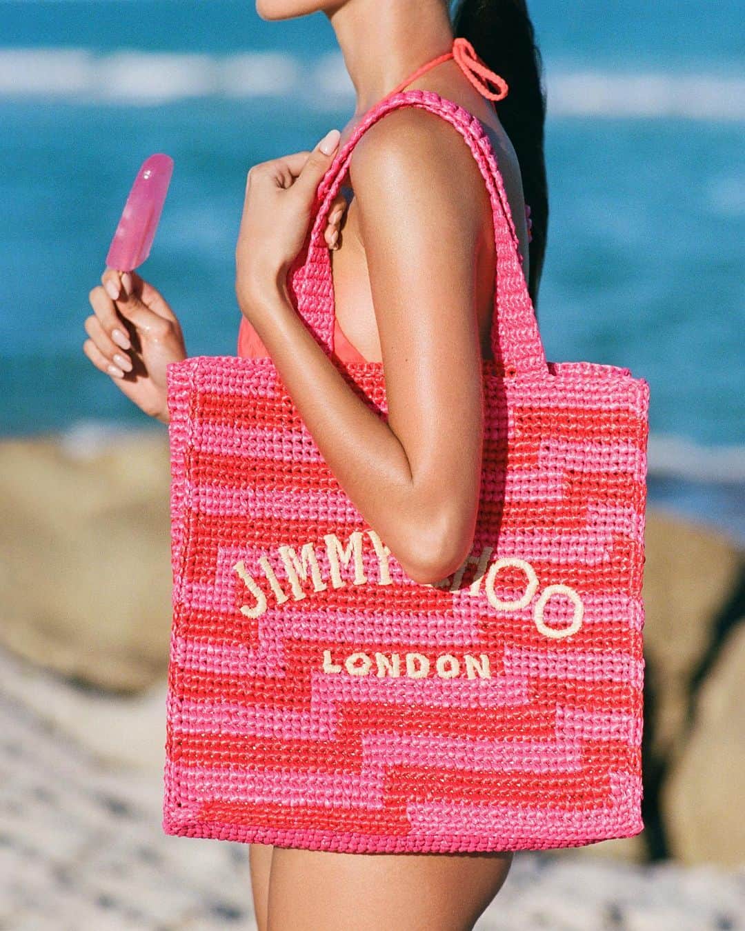 Jimmy Chooさんのインスタグラム写真 - (Jimmy ChooInstagram)「This season, take your styling cues from sundowners and romantic sunsets with woven totes, elevated flip flops and sleek swimwear cast in vivid hues #JimmyChoo」4月16日 22時58分 - jimmychoo