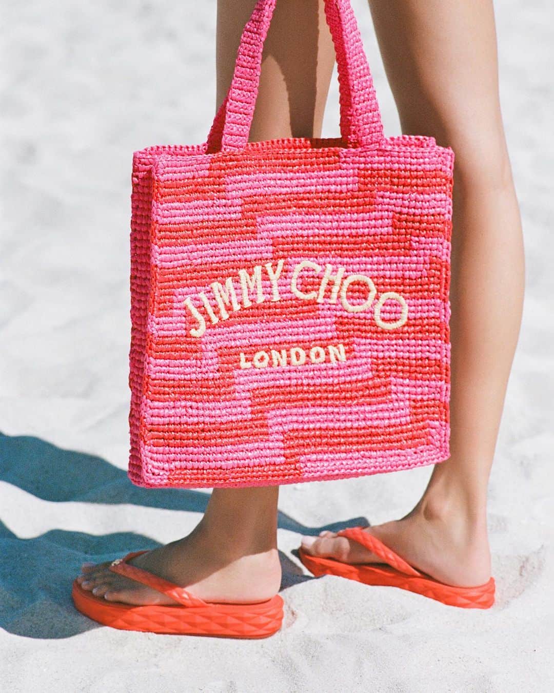 Jimmy Chooさんのインスタグラム写真 - (Jimmy ChooInstagram)「This season, take your styling cues from sundowners and romantic sunsets with woven totes, elevated flip flops and sleek swimwear cast in vivid hues #JimmyChoo」4月16日 22時58分 - jimmychoo