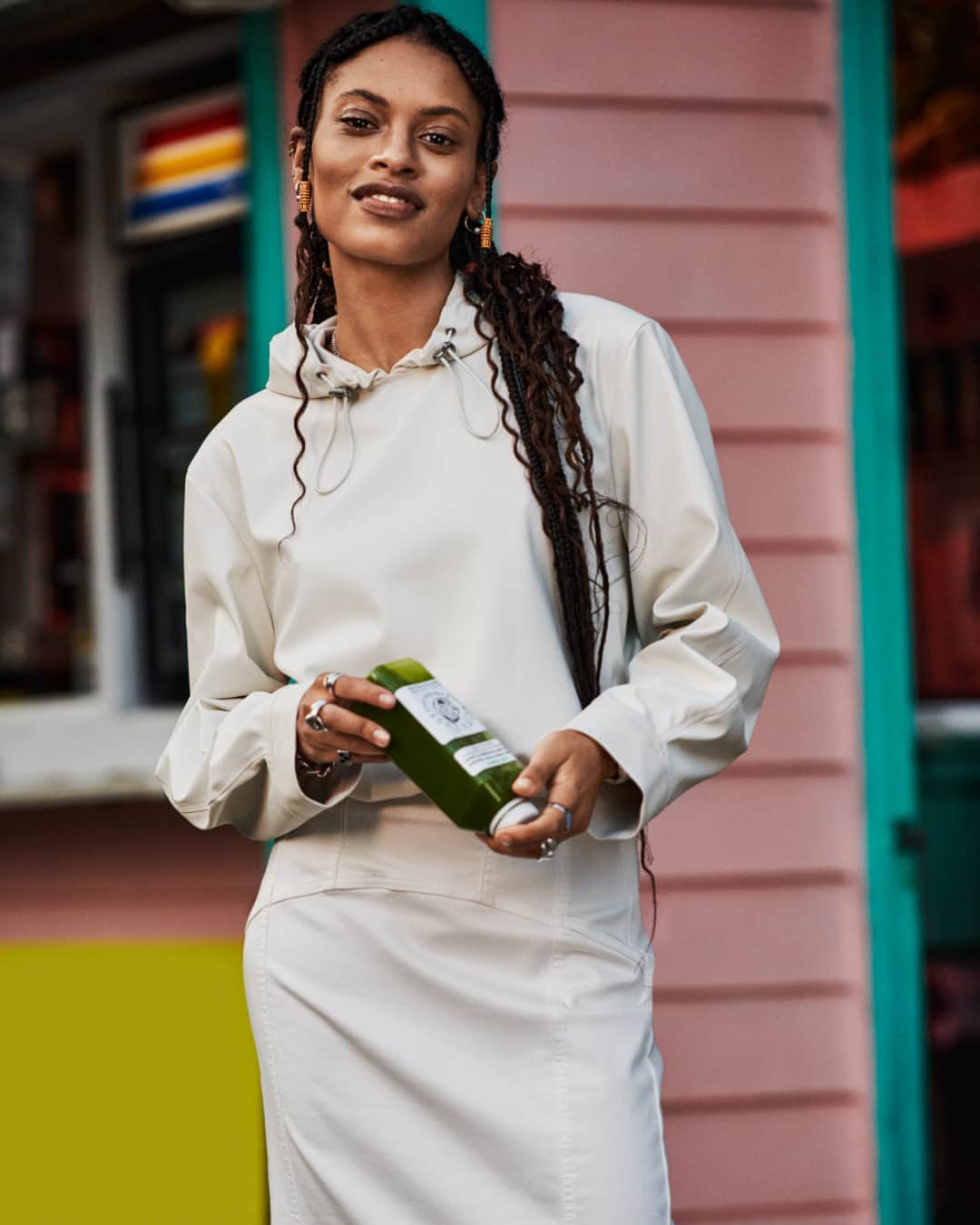 DKNYのインスタグラム：「Find yourself a fit that has the juice.  @annahstasia keeping it fresh at @juicylucyjuicebar  #IFEELDKNY」