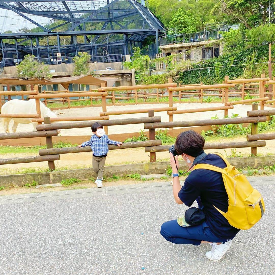 琴菜さんのインスタグラム写真 - (琴菜Instagram)「沖縄こどもの国🎠🦁♡ オフ日に家族で行って来た💗 一年前は、主人の北谷キャンプで沖縄へ来た際、息子と二人で行った所☺️今年は家族三人で来れたね😍もし撮影初日に雨だったら、この日は撮影で来れなかったけど、初日に天気にも恵まれて無事撮影出来たから本当にラッキーだった🌸🌸🌸  いつでも息子の手や顔が拭けるように、息子と出かける時は基本ゴムベルトにハンカチ挟んでる😅  息子が一眼レフで撮ってくれた夫婦ショットがお気に入り😍小雨でレンズに雨が付いて画質が少し悪いけど、めっちゃ笑顔の私と、カメラを心配する主人の表情にギャップがありすぎてなかなか好きなショット☺️  #沖縄撮影　#オフ日　#予備日　#おきなわこどもの国 #安い　#クーポンもある　#ゴーカートも一人で操作できるようになっちゃって　#ちゃんとハンドル切れてたよ」4月16日 23時01分 - dj_singer_kotona