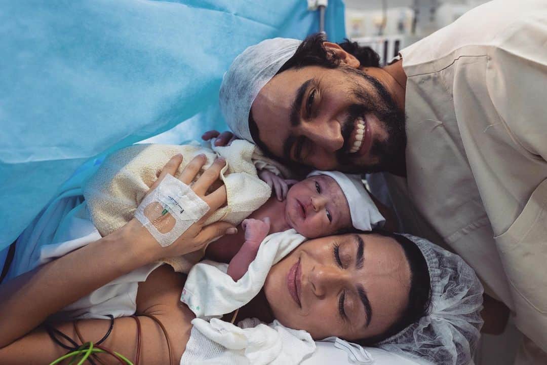 Thaila Ayalaのインスタグラム：「Família completa, meu milagre nasceu! 🙏🏽 Tereza ❤️ 📸 @fabisalomaofotografia」