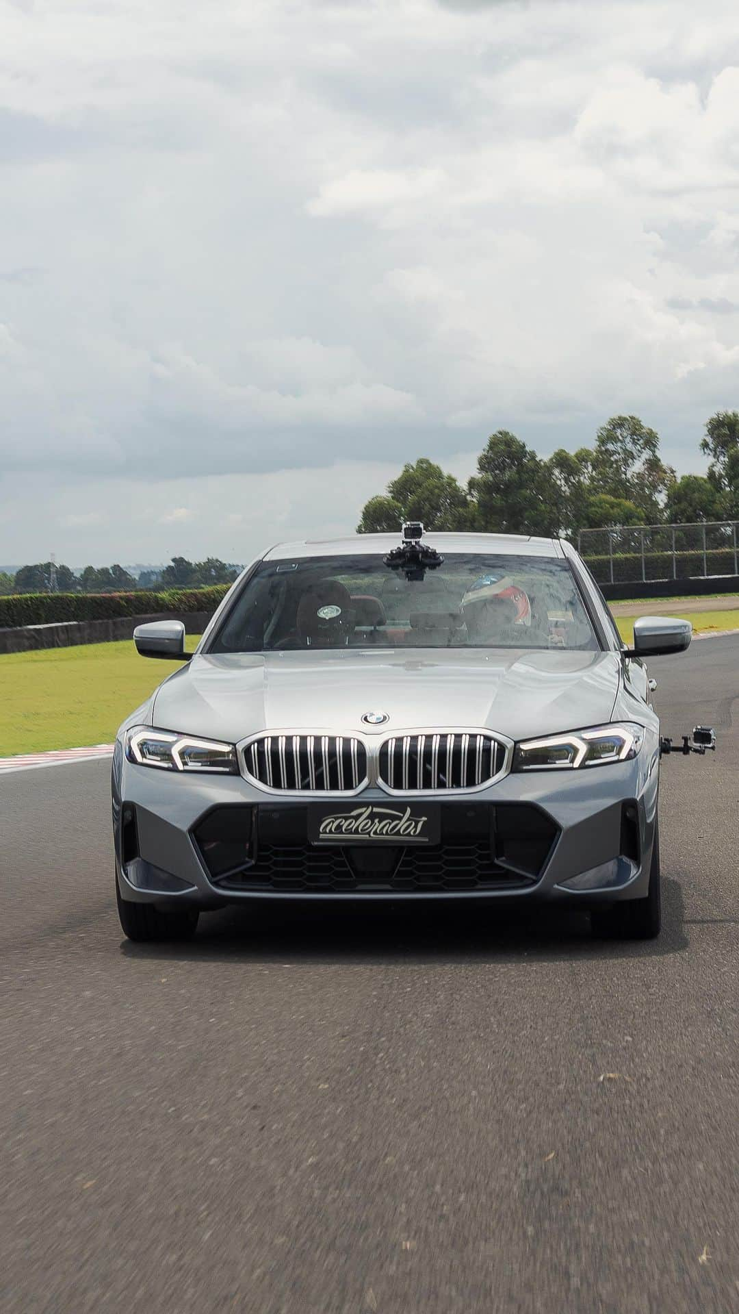 ルーベンス・バリチェロのインスタグラム：「SERÁ QUE O BMW 320I M SPORT É MAIS RÁPIDO QUE JETTA GLI E CIVIC HÍBRIDO? 🤔🤔🤔  AMANHÃ é dia de conferirmos a volta rápida com o BMW 320i, Honda Civic Híbrido e o VW Jetta GLI! Quem será que vai vencer esse duelo de sedãs no nosso circuito do @velocitta? 🚗🚗🚗  Deixe seu palpite nos comentários! 😉😉😉  #Acelerados #BMW #Honda #volkswagen」