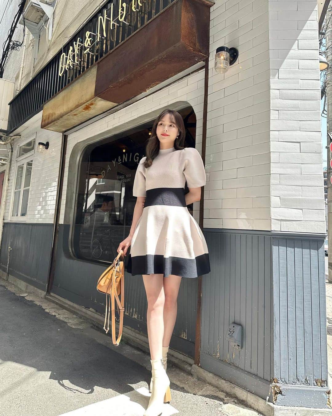 磯田 ひかる(Hikaru Isoda) のインスタグラム：「こんばんは🤍 あっという間の週末でしたね〜🥹 楽しく過ごせましたか？  私は日曜日はお買い物に行ってました🛒´-  この日はバルーンワンピ♥ だれかがどう森ワンピって言ってて確かになってなりました🧸笑  一目惚れして買ったんだけど、ニット素材➕半袖って着るタイミング難しいよね🥹  今しかない！と急いで着ています🙏  【着用アイテム】 Dress @snidel_official  ホールガーメントフレアミニワンピース BEG FREE ¥15,950  Bag @loewe  Shoes @evol_official0   ------------------------------ picaru：162cm / 骨格ウェーブ 1st ブライトスプリング 2nd ブライトサマー  大人可愛いスタイルアップコーデ ヘアメイクを合わせた トータルスタイリングを提案🤍  不定期にストーリーで ファッションお悩み相談募集中🥰 ------------------------------  他の投稿を見る→【@picaruuu】」
