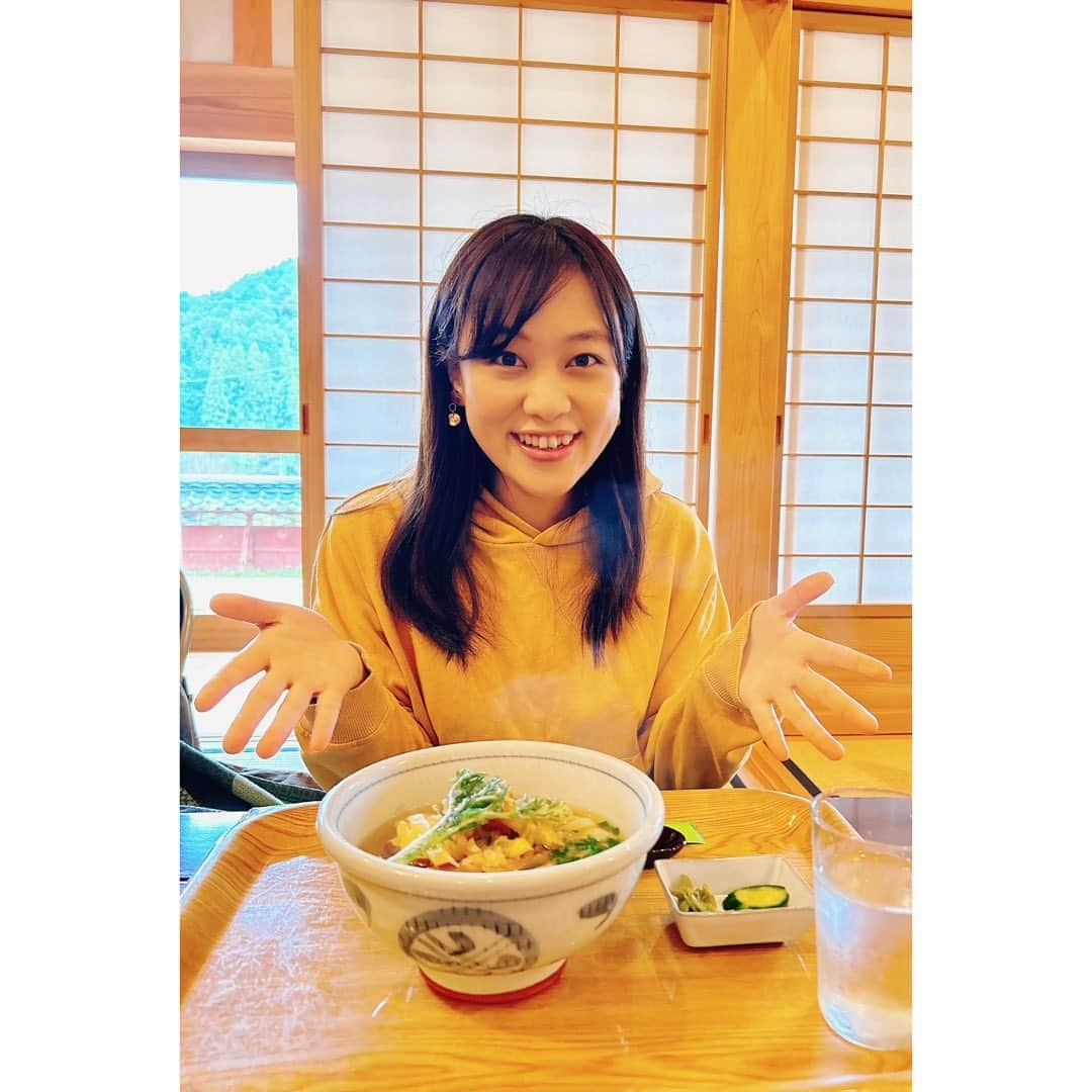 西村志野のインスタグラム：「＊ 少し前に高知県津野町の #吉村虎太郎邸 へ✨  美味しいと大人気！ 念願のうどん、いただきました🥰 地元で採れた野菜の天ぷらがのっています♪ ＊ 津野町出身の #吉村虎太郎 の生家を復元していて 歴史を感じることができます✨  「やすんでいきや」と 虎太郎さんが迎えてくれました☺️ ＊ 吉村虎太郎を知ることができる資料を 無料で見学できて 津野町の特産品の購入もできるみたい⭐️ ＊ こたつでうどんをいただいて とても落ち着きました♪ また行きたいな〜(o^^o)  昼食は予約が必要なものもあるみたいなので ご注意ください♪  ◆ 営業時間／10:00～16:00  ◆ 定休日／火曜日・年末年始（1～1月3日）  ◆ TEL／0889-62-2601  ◆ 住所／高知県高岡郡津野町芳生野甲1456-1   ぜひ足を運んでみてください😊✨ ＊ いま話題の朝ドラ #らんまん の ポスターも発見🤗🧡 ＊ #高知わた志野おすすめ #高知 #高知県 #津野町 #津野町グルメ #高知のおすすめ  #高知観光 #津野町観光 #うどん #天忠うどん #高知グルメ #吉村虎太郎生家 #茅葺き屋根 #史跡文化財 #こたつ  #朝ドラ #朝ドラらんまん #神木隆之介 さん #牧野富太郎 #槙野万太郎 #nhk朝ドラ  #四国 #高知カフェ #高知ここ好き  #アナウンサー #フリーアナウンサー #西村志野」