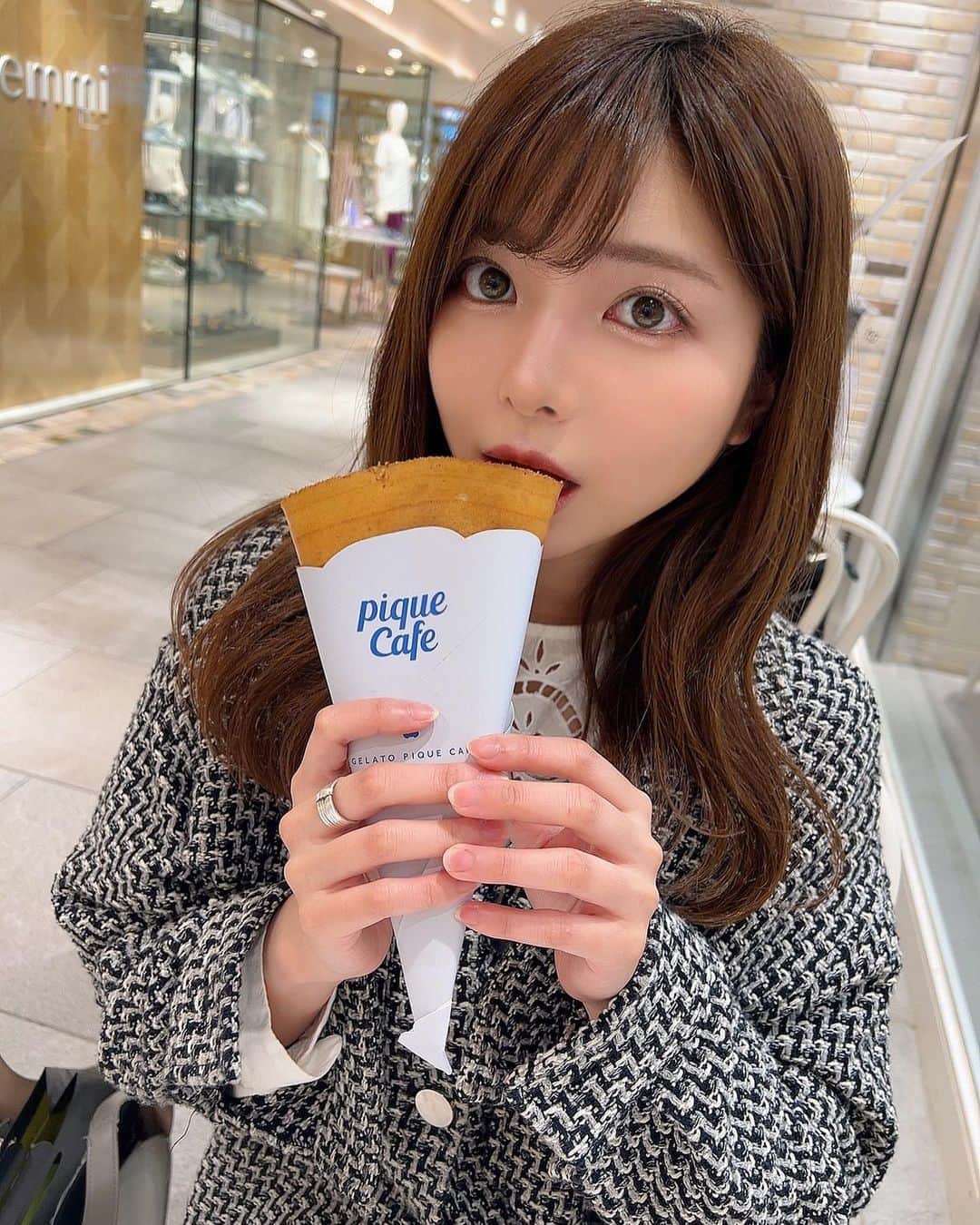 西谷麻糸呂のインスタグラム：「🧁🧁🧁  明日のお仕事の予習中🏃‍♀️ またお知らせします!  この前念願の @gelato_pique_cafe クレープにありつけました😋美味」