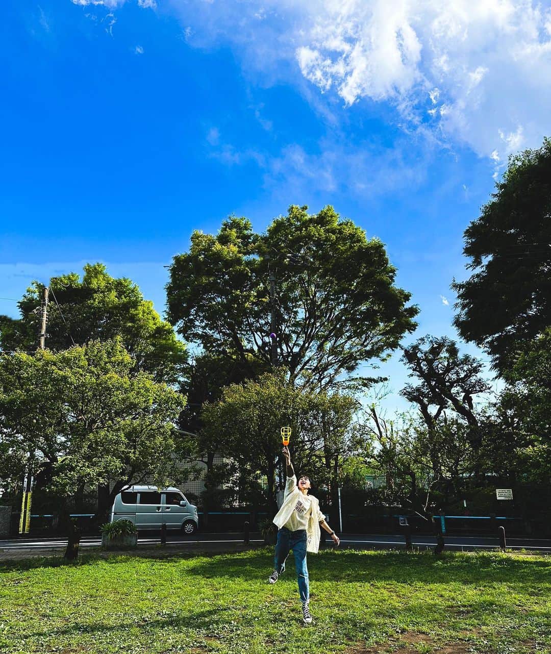 のインスタグラム：「・ 夏みたいな天気の日曜日🌞  あまりに良い天気だったからアシスタントの鈴木さん @aa.oo.ii1023 誘って、現場前に身体を動かしにちょっと公園まで🏃‍♀️  たまにはいーね✌️」