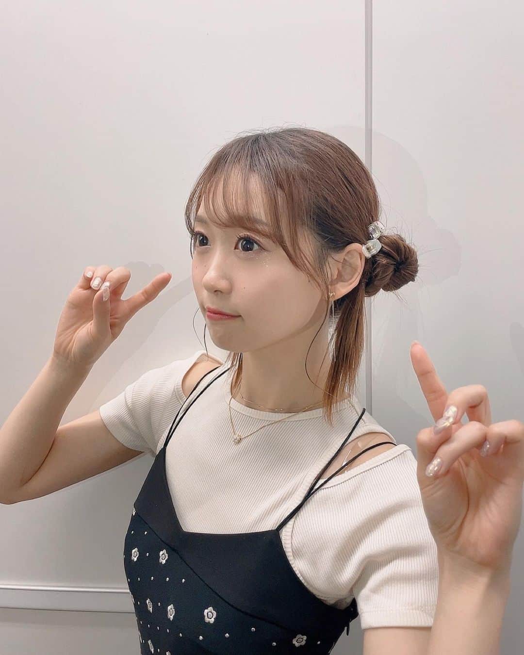 芹澤優のインスタグラム：「🐏  #KOOfes ありがとうございました😊  くるりん二つ巻きでした！ 羊みたいだね！ メェメレイヒー！  私服 トップス　@lecielbleu_official  ワンピース　@lily_brown_official × @maryquant_official   #ギター弾けるのいいなぁ #昔軽音部だったのに #ちゃんと練習しればよかったなぁ」