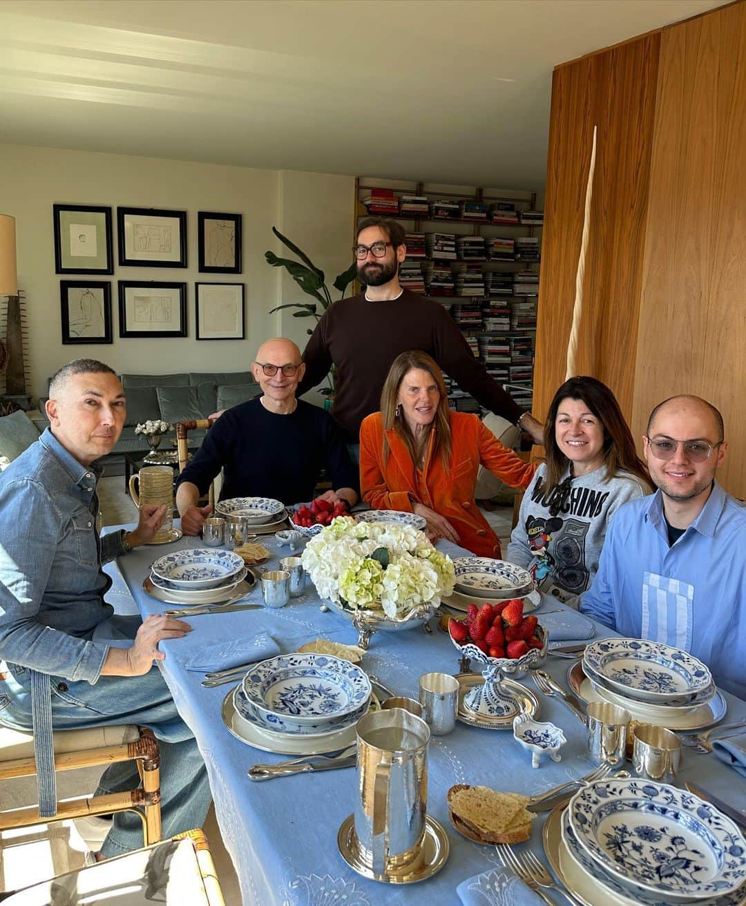 アンナ・デッロ・ルッソさんのインスタグラム写真 - (アンナ・デッロ・ルッソInstagram)「Sunday Lunch special edition at @gigivezzola ‘s home 🏠❤️❤️❤️- thank you so much Gigi & Massimiliano for your warm welcome.」4月16日 23時09分 - annadellorusso