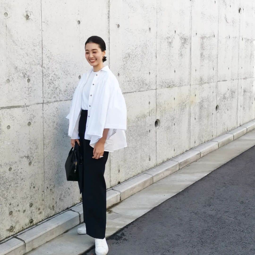 ayaka8880のインスタグラム：「. . 日曜日、お疲れ様でした✨ . お稽古待ちインスタライブも楽しかったです🍀 . 今日はスーパーにも行きたかったので、スニーカーでした。 . 私が好きなカジュアルです🥰 . カーディガン代わりに @sorin__official のシャカケープブラウスを。 . 今の時期、とっても便利。 . . #ソリン」