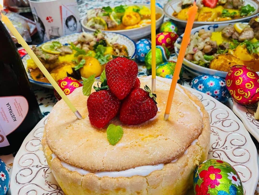 一条もんこさんのインスタグラム写真 - (一条もんこInstagram)「今日はお誕生日のひとみさんを全力お祝いしながらのエッグカレーレッスン。 生徒さん同士もお祝いし合う優しい世界、、🥹プライスレスな場所です💕  #卵カレー#カレー教室#料理教室#SpiceLife#渋谷#レッスン#カレー#curry#スパイス#レモンチキン#豆サラダ#スパイスカレー#スパイス料理#卵料理#半熟卵#一条もんこ」4月16日 23時10分 - monko1215