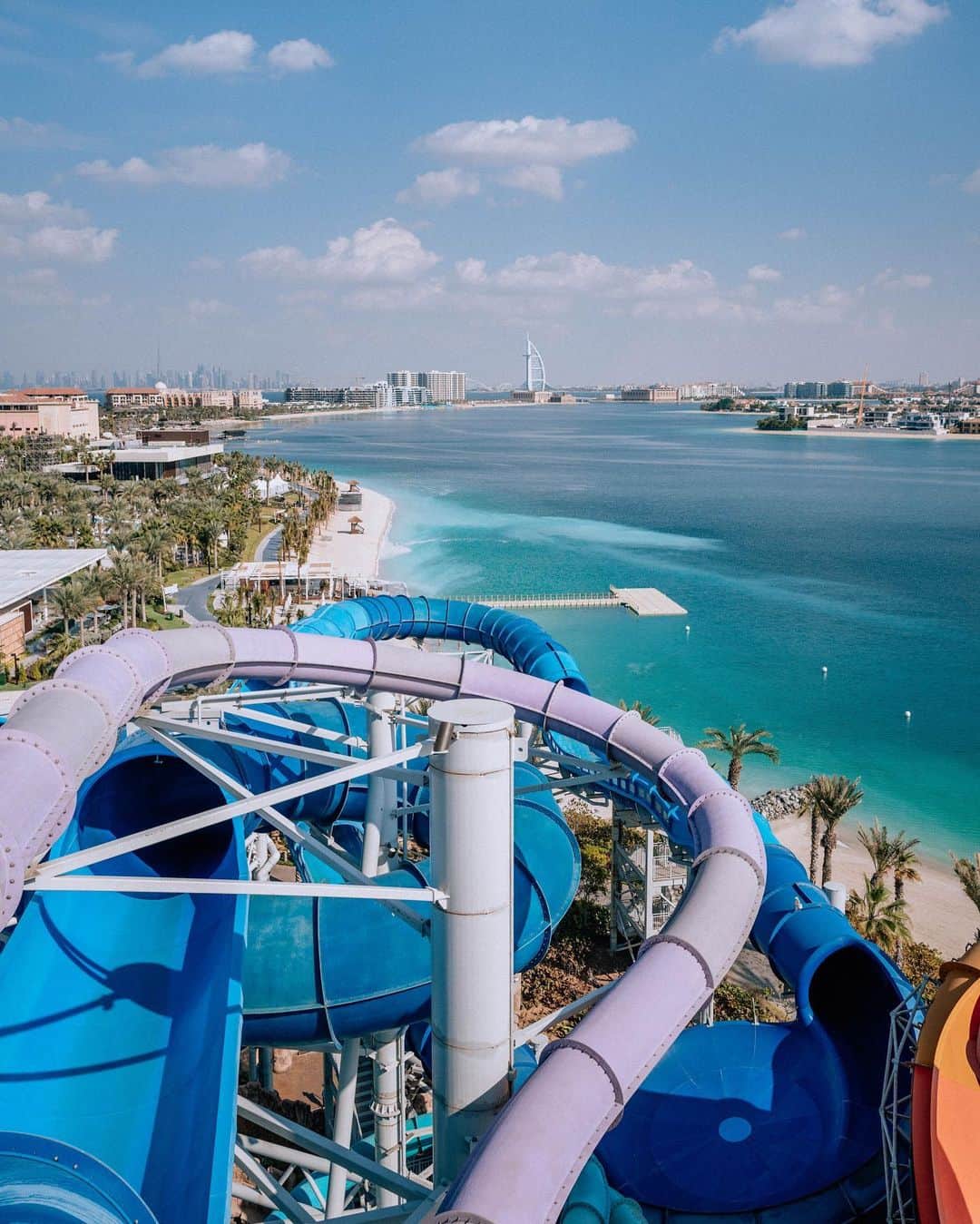 Izkizさんのインスタグラム写真 - (IzkizInstagram)「Ad / Some snapshots from our stay at @atlantisthepalm 💙   1. Chilling at the main pool, how iconic is their pink building?  2. The view from our room 😍 3. Early mornings in the Lost Chambers aquarium 4. Mexican lunch at The Shore pool restaurant 😋  5. Breakfast with a view on our balcony  6. Slides with a view at Aquaventure waterpark  7. Never miss a sunset 🌤️  #dubai #travel #uae」4月16日 23時11分 - izkiz