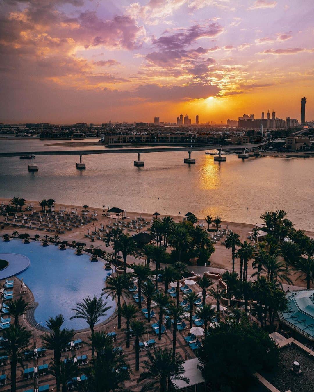 Izkizさんのインスタグラム写真 - (IzkizInstagram)「Ad / Some snapshots from our stay at @atlantisthepalm 💙   1. Chilling at the main pool, how iconic is their pink building?  2. The view from our room 😍 3. Early mornings in the Lost Chambers aquarium 4. Mexican lunch at The Shore pool restaurant 😋  5. Breakfast with a view on our balcony  6. Slides with a view at Aquaventure waterpark  7. Never miss a sunset 🌤️  #dubai #travel #uae」4月16日 23時11分 - izkiz