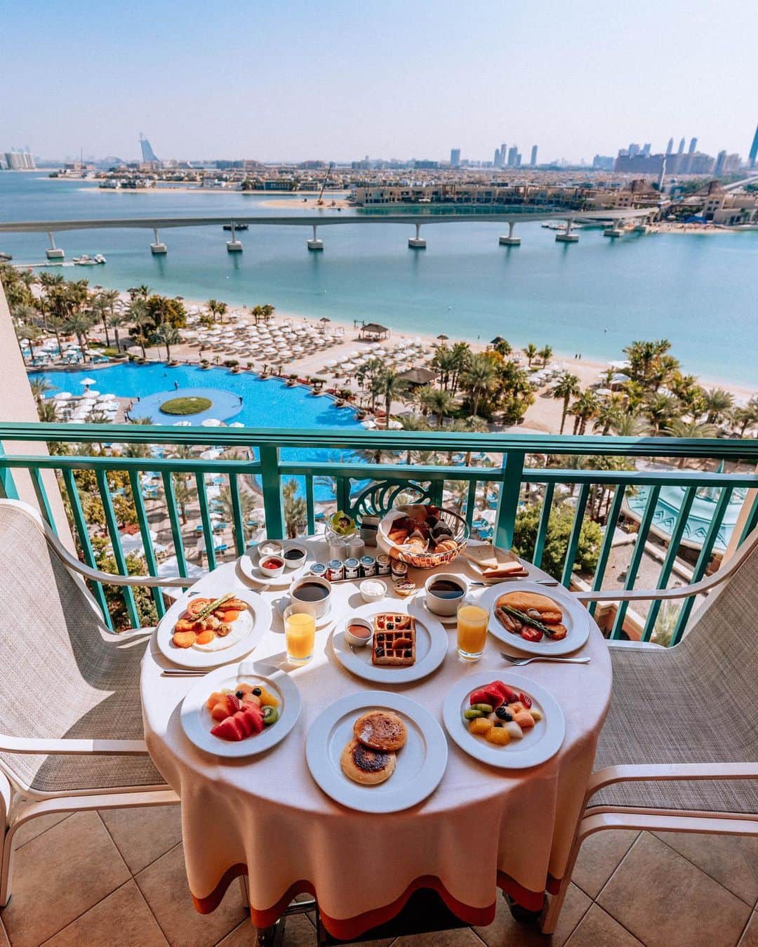 Izkizさんのインスタグラム写真 - (IzkizInstagram)「Ad / Some snapshots from our stay at @atlantisthepalm 💙   1. Chilling at the main pool, how iconic is their pink building?  2. The view from our room 😍 3. Early mornings in the Lost Chambers aquarium 4. Mexican lunch at The Shore pool restaurant 😋  5. Breakfast with a view on our balcony  6. Slides with a view at Aquaventure waterpark  7. Never miss a sunset 🌤️  #dubai #travel #uae」4月16日 23時11分 - izkiz