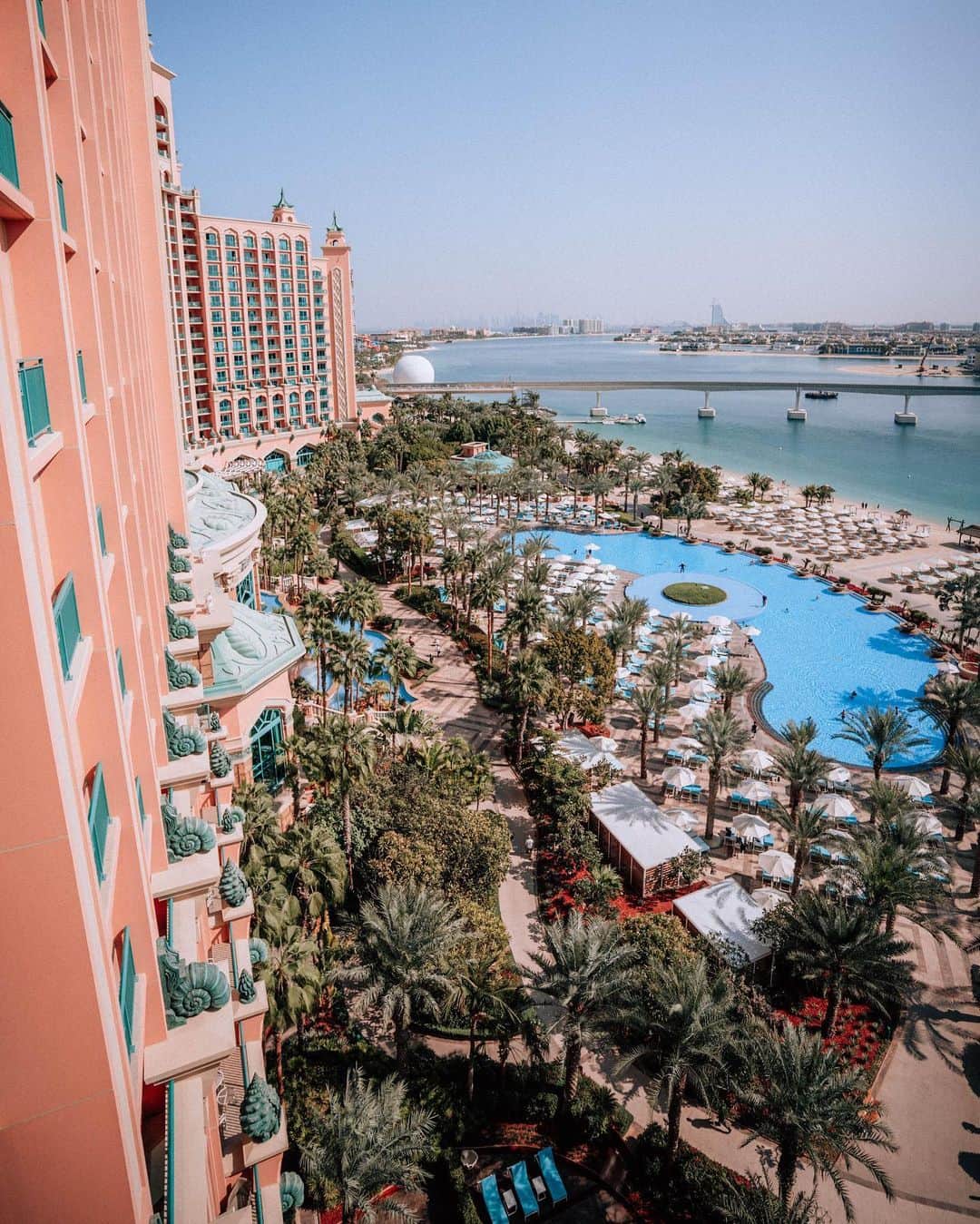 Izkizさんのインスタグラム写真 - (IzkizInstagram)「Ad / Some snapshots from our stay at @atlantisthepalm 💙   1. Chilling at the main pool, how iconic is their pink building?  2. The view from our room 😍 3. Early mornings in the Lost Chambers aquarium 4. Mexican lunch at The Shore pool restaurant 😋  5. Breakfast with a view on our balcony  6. Slides with a view at Aquaventure waterpark  7. Never miss a sunset 🌤️  #dubai #travel #uae」4月16日 23時11分 - izkiz