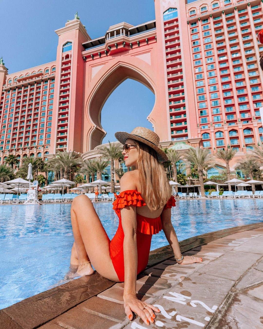 Izkizのインスタグラム：「Ad / Some snapshots from our stay at @atlantisthepalm 💙   1. Chilling at the main pool, how iconic is their pink building?  2. The view from our room 😍 3. Early mornings in the Lost Chambers aquarium 4. Mexican lunch at The Shore pool restaurant 😋  5. Breakfast with a view on our balcony  6. Slides with a view at Aquaventure waterpark  7. Never miss a sunset 🌤️  #dubai #travel #uae」