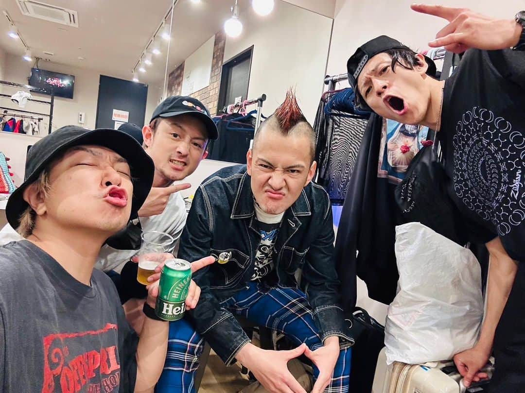 TOTALFATのインスタグラム：「横浜BuzzFrontありがとうございました！  @nonstopman1986  J-REXXX も遊びに来てくれてコラボ曲を久しぶりに披露できました。 最高の時間をありがとうございました！」