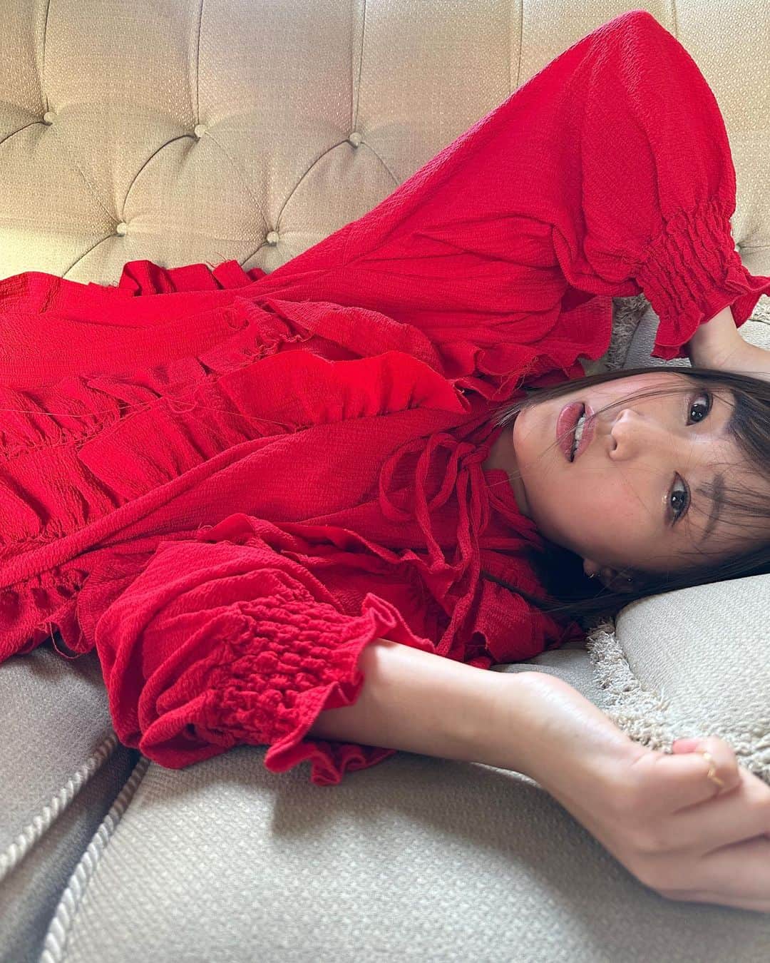 上枝恵美加のインスタグラム：「🥀 Me in red  photo by @art_iwata  . . 舞台 #テンリロインディアン に向けて日々稽古頑張っております。 4/26-4/30 池袋シアターkassai でお待ちしてます ☺︎  申し込みURLはストーリーハイライトもしくはTwitterより🫧」