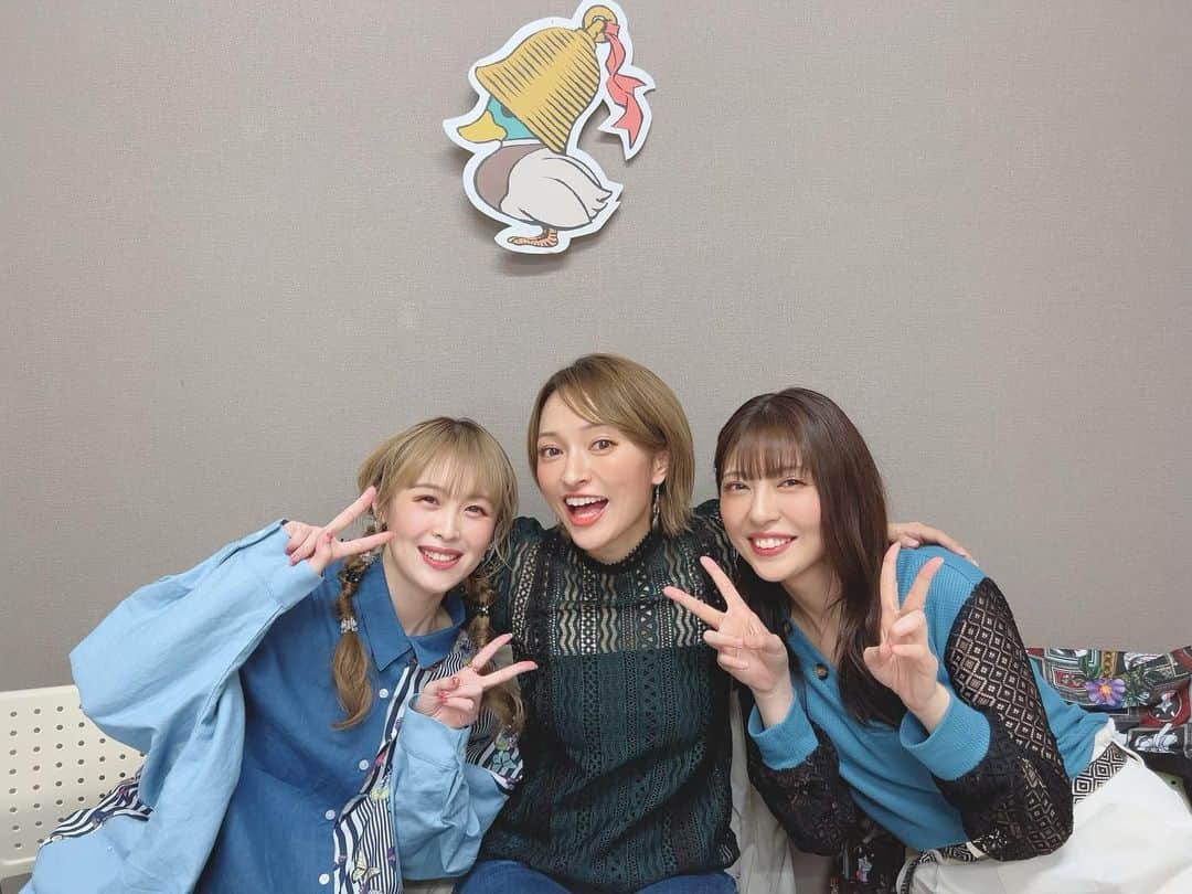 桜咲千依さんのインスタグラム写真 - (桜咲千依Instagram)「ねまちょ新番組スタート✨️ ねこことまこちーとプライベートでやってたまんなかバースデーがイベント化し、そして番組化しました😊 みんなの応援のコメントやスタッフさん達のおかげです♥️ 本当にありがとうございます✨️ 楽しい番組にするぞーーー( *´꒳`* ) ボートはそっと手を添えて、お蕎麦は出来上がったのを食べて、アルパカは愛でればいいのですね！理解っ！！✨️  ✨️2024年 真ん中バースデーイベント開催決定 ✨️ねまちょ新番組配信決定 ✨️オリジナル楽曲制作決定  もりだくさーーーーん(((o(*ﾟ▽ﾟ*)o)))  スタッフさんが差し入れでくれたお饅頭と新番組スタートおめでとうドーナツ美味しかったぁ😋♥️   #ねまちょ  #ベルガモ  #桜咲千依  #金子有希  #杜野まこ  #スカラー」4月16日 23時22分 - ousakichiyo