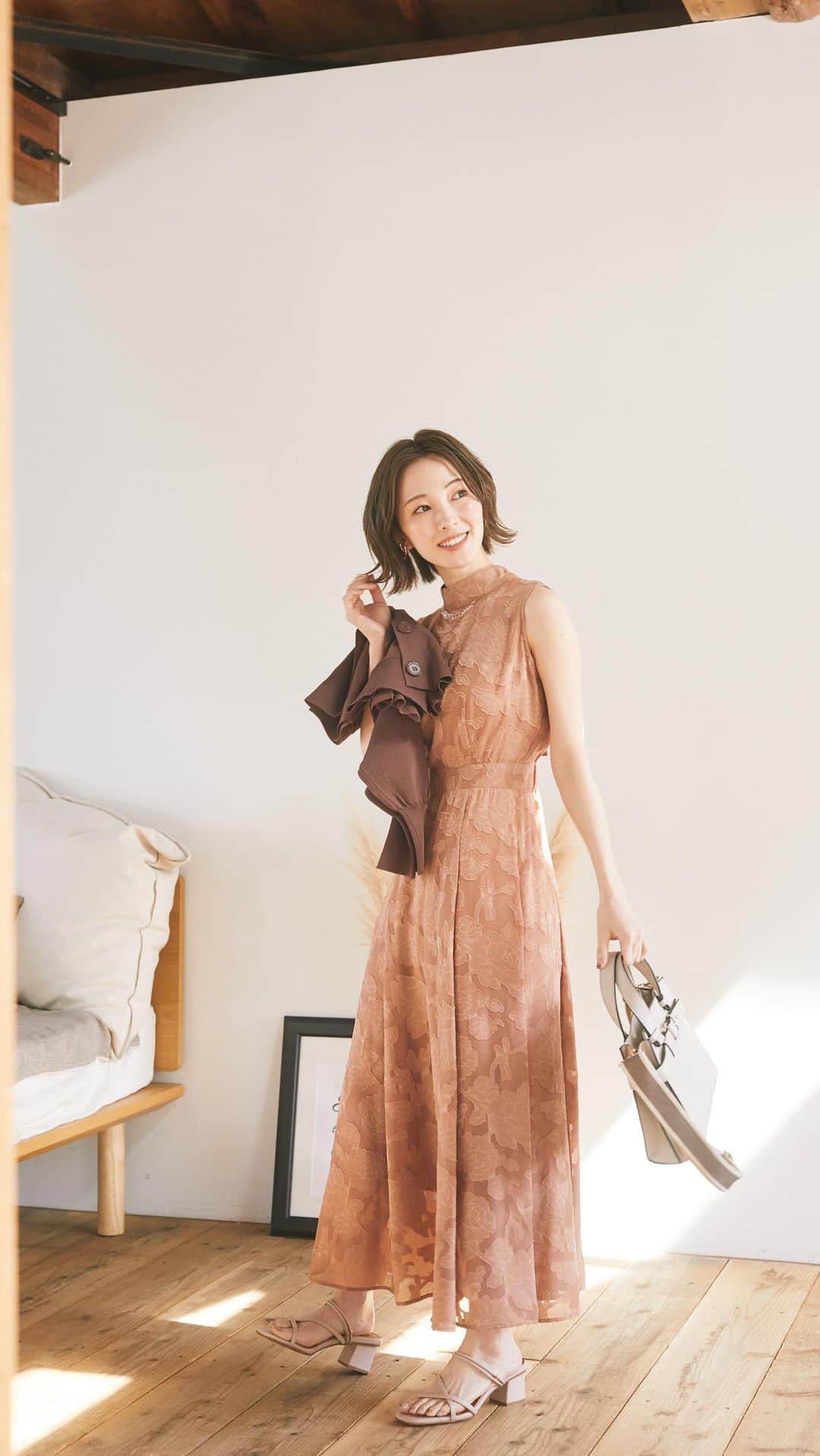 のインスタグラム：「. . アンデミュウさんコラボワンピ🥰🌸  もうチェックしてくれましたか？？  ワンピ×カーディガンのセットで、 夏の暑さにも、冷房の寒さにも対応してるので この夏ぜーったい一緒に休日を過ごしてほしいです🥰  カラーで悩む方も多いけど、 たまには普段選ばないカラーに挑戦しちゃお😊  @andemiu_official    #アンデミュウ  #ワンピースコーデ  #ワンピース  #ワンピ  #夏ワンピース  #夏コーデ  #夏服コーデ  #デートコーデ  #デート服  #ディナーコーデ  #お出かけコーデ  #休日コーデ」