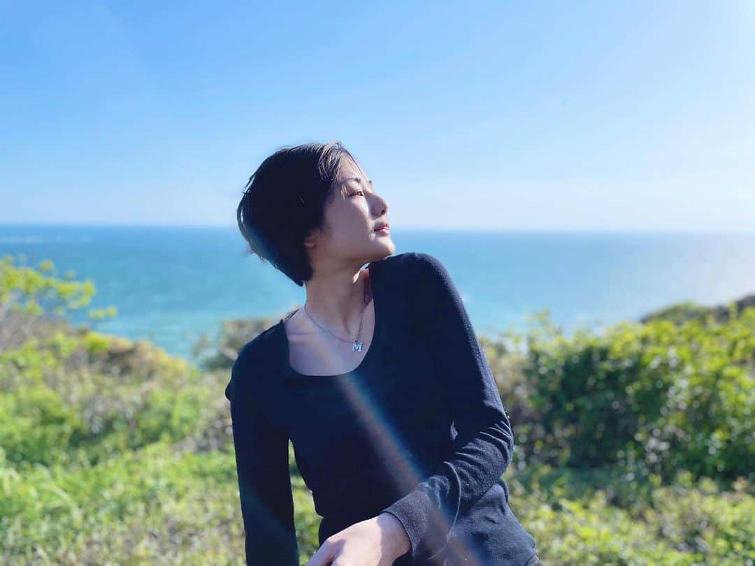 片山萌美のインスタグラム：「☀️  この日は ノーメイクで 日焼け止めだけなんですが 2022年の年末にできた 右顔面の帯状疱疹、 その痕が そこまで目立ってない...！  これはもう、 本当に運が良かった！！！！ 🌈🌈🌈  健康が1番ですね🌿  #moemikatayama」