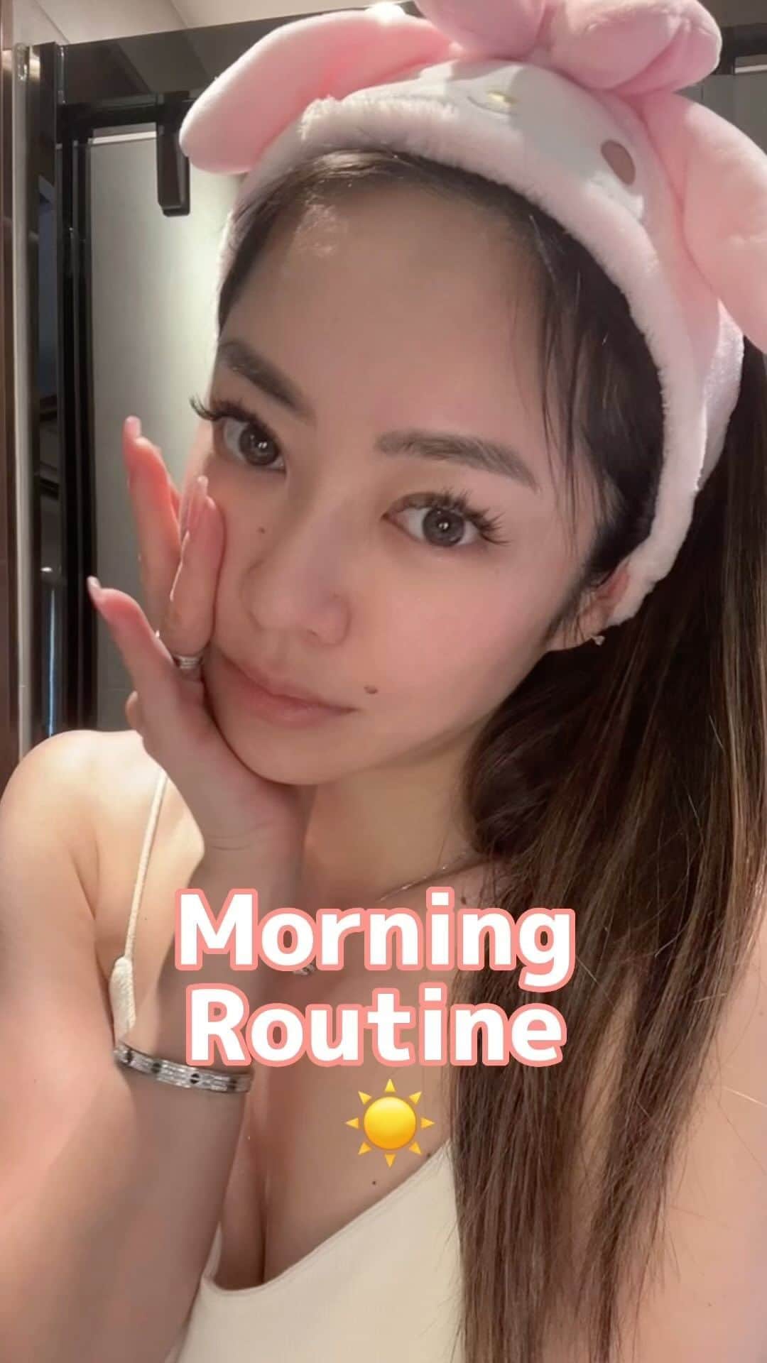 松岡李那のインスタグラム：「Introduce My Morning Routine ☀️ Easy skin care ✨ save time by brushing my teeth while I'm doing my cotton pack! and Hands Iron Is very important for every morning ☀️☀️☀️ Must put Sun Screen on your face neck hands  Prepare your Perfect skin for All Day🥰🙌 TMORROW IS A NEW DAY 💓  #beautytips  #skincare  #beauty  #morningroutine  Skin Care @cosmedecortehk  @decorte_official  Sun Screen  @thermoceutical_hk」