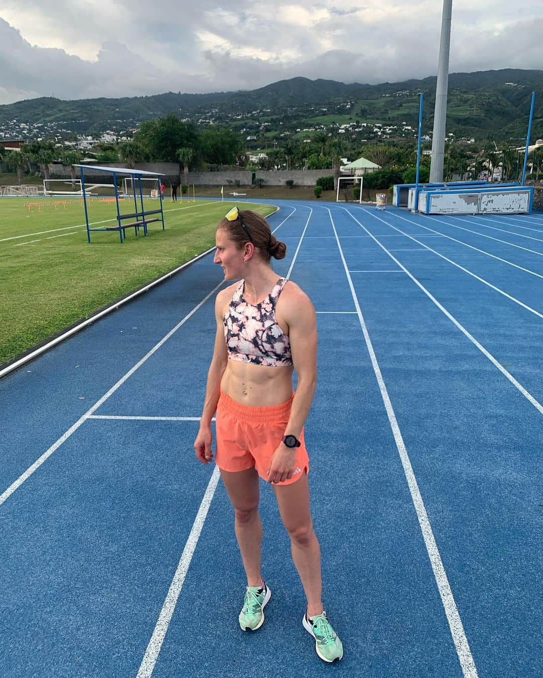 Amandine BROSSIERのインスタグラム：「1ère semaine de stage à la Réunion: ✅🇷🇪  #trainingcamp #trackandfield #sprint #runfast #sport #women」