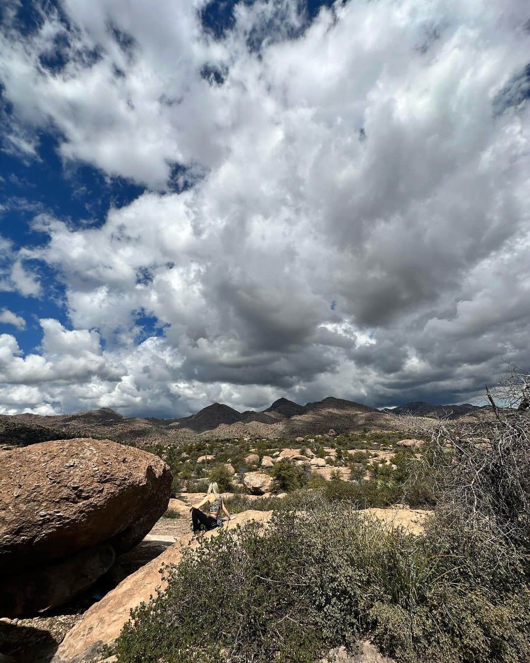 シエラ・ブレア・コイルのインスタグラム：「Find me amongst the boulders and the clouds ⛅️   📷: @queencreekbouldering」