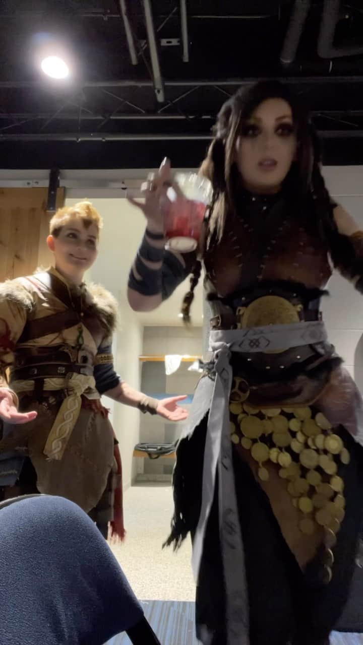 のインスタグラム：「Kid can take down Gods but can’t have a drink …  MY FREYA COSPLAY! Ahhh! I am so excited! I speed ran this build in about a week to do a walk out with Miss @charalanahzard !  A huge shoutout to @bindismalls for making my wig and @habiteer_workshop for making all my gold bits! An incredible joint effort!! I made everything else! 💙」