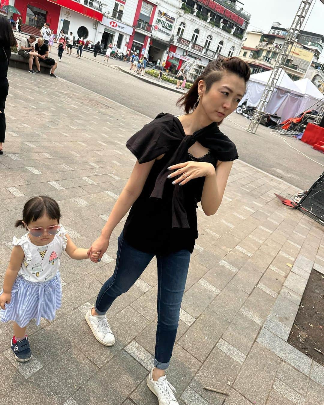 河内勇太さんのインスタグラム写真 - (河内勇太Instagram)「Wonderful holiday! I've been very busy at work the last few days, so it's great to spend time with my family. French events, lovely cafes, watching football.  Best experiences to come.  #hanoi #vietnam #french #football #cafe #familyday」4月16日 23時40分 - yutakkk