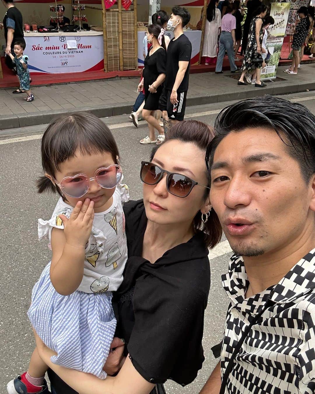 河内勇太のインスタグラム：「Wonderful holiday! I've been very busy at work the last few days, so it's great to spend time with my family. French events, lovely cafes, watching football.  Best experiences to come.  #hanoi #vietnam #french #football #cafe #familyday」