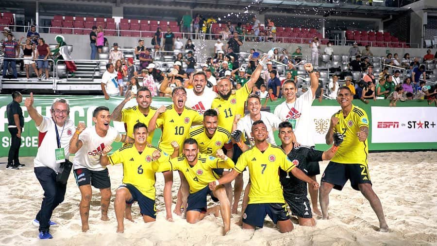 サッカー コロンビア代表チームのインスタグラム：「📸 🏖️⚽️ Imágenes del triunfo de anoche de nuestra Selección Colombia de Fútbol Playa 🆚 México por la Acapulco Beach Soccer Cup 2023.   🇨🇴 3 - 2 🇲🇽  Fotos: @beachsoccerworldwide   #TodosSomosColombia 🇨🇴」