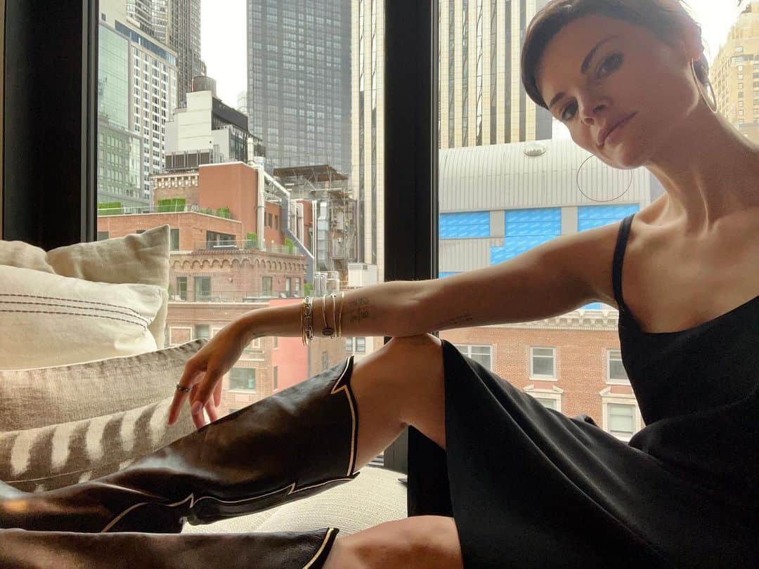 ジェイミー・アレクサンダーのインスタグラム：「Loving @1hotel.centralpark 😍 I’m especially enjoying the view from my window bench😉 and I really appreciate how environmentally conscious they are! If you’re in NYC, I highly recommend staying here 🤩💛🤩💛🤩 #nyc #1hotelcentralpark」