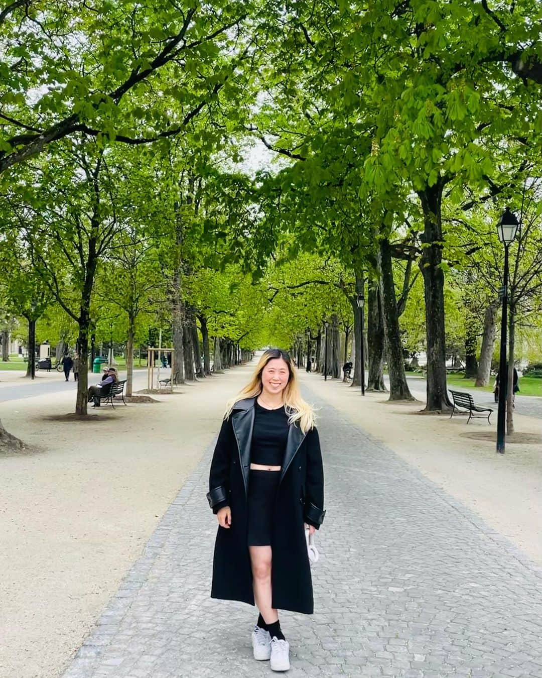 山田愛のインスタグラム：「Ordinary 27 year old girl  In fact, if you look at her legs, she’s an athlete  🖤🤍  I love this park, good for walking and relaxing. Chill Sunday ☀️🌿🧡  #chess #park #switzerland #sunday #skirt #fasion #japanese #europe #スイス #ヨーロッパ」