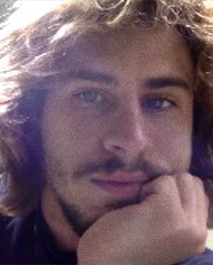 カロライナディークマンのインスタグラム：「cada pessoa é um universo; cheio de possibilidades, variantes… mutante.  davi nasceu ha 24 anos e tirou meu chão  me ensinou a pisar nas estrelas me deu a bússola  pra sempre seguir o coração   me mostrou um jeito profundo e novo de olhar o mundo sem um modo certo mas cada um a seu modo  ele sempre foi diferente e assim eu fui entendendo  que cada indivíduo é em si único  e justo aí moram as maravilhas de ser  davi é desde sempre meu norte é pra onde eu olho quando me sinto perdida ou quando acho q me achei  meu professor de maternidade minha estreia na eternidade meu bonde meu sol  davi  ha 24 anos me fez nascer de novo e hoje eu comemoro explodindo de alegria por dentro inundando minha vida de sentido e amor.  feliz aniversário,  meu filho. obrigada por me fazer sua MÃE.」