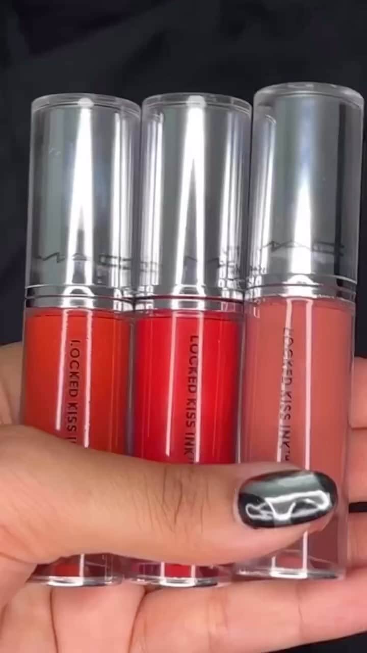 M·A·C Cosmetics BRのインスタグラム：「2 minutos para um look de 24h 💄🕙🔒? Nós sabemos como 👀 Garanta 24 horas de uma cor matte rica e confortável em instantes com nosso NOVO batom líquido à prova de beijos, de transferência e à prova d’água. Um look que fica perfeito o dia todo…   Cores do vídeo:  🔒A Vicious  🔒Ruby True  🔒A Blushing   #MACLockedKissInk」