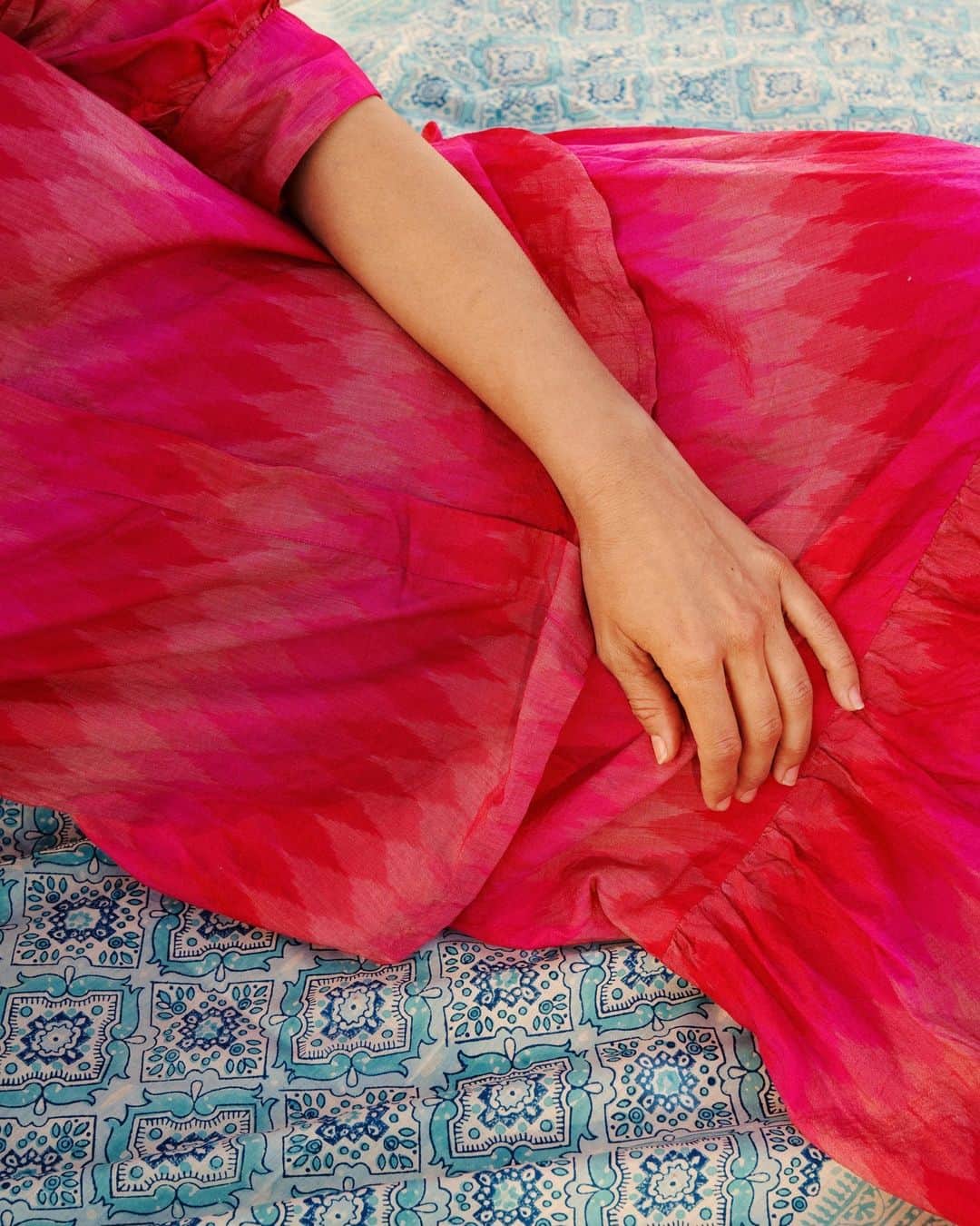 マッタのインスタグラム：「Sundays are meant for our favorite things...⁠ ⁠ seen here the Diu Pareo in River, the Surya Yeshi Ikat top in Azalea, and the Kali Yeshi Ikat Skirt in Azalea. ⁠ •link in bio for more•⁠ photo by @jasmina_martiradonna with @guadalupe_merlo_nahui」
