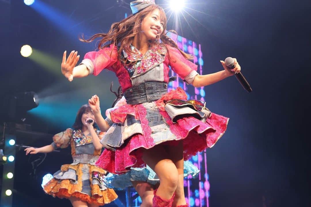 高木悠未のインスタグラム：「12周年ライブ  LinQもアイドル歴も12周年を迎えることができました！ 継続する事の難しさ 継続する事の大切さ 12年で1番学んだ事です！ その自分のモチベーションを12年保つことができたのは 応援頂く方の存在がとても大きいです！ そして今は憧れてくれて夢を持って頑張る後輩の 夢にもなっておかなくちゃ それも私の続けられる理由です！ いつの時代のLinQも今のLinQも大好きです！ めっちゃくさいこと言うけどさ、出逢いってすごいわ どの出逢いも全部運命やったんやなと思う！ 何か判断に迷ったら 人生一回しかない のワードで何でも決断できると思うんよね！ 再熱させてくれたLinQメンバーに感謝です！  継続はマリンメッセなり やっぱり行きたい」