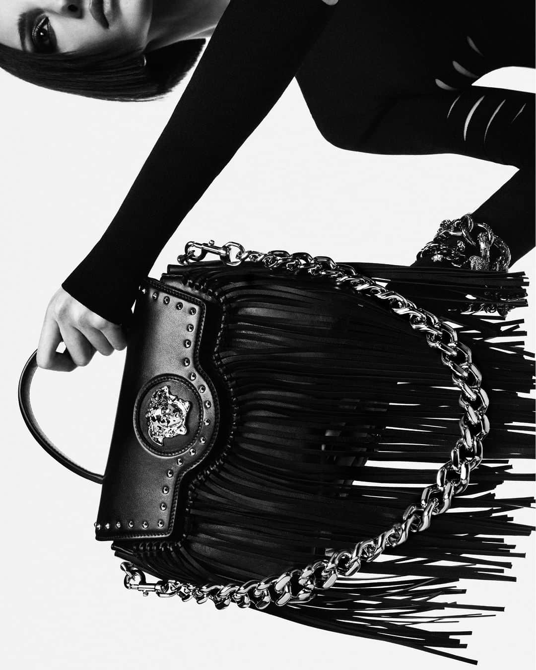 ジャンニヴェルサーチのインスタグラム：「Hand-applied leather fringing across the La Medusa handbag for #VersaceSS23  Now at Versace.com via the link in bio  #VersaceLaMedusa」