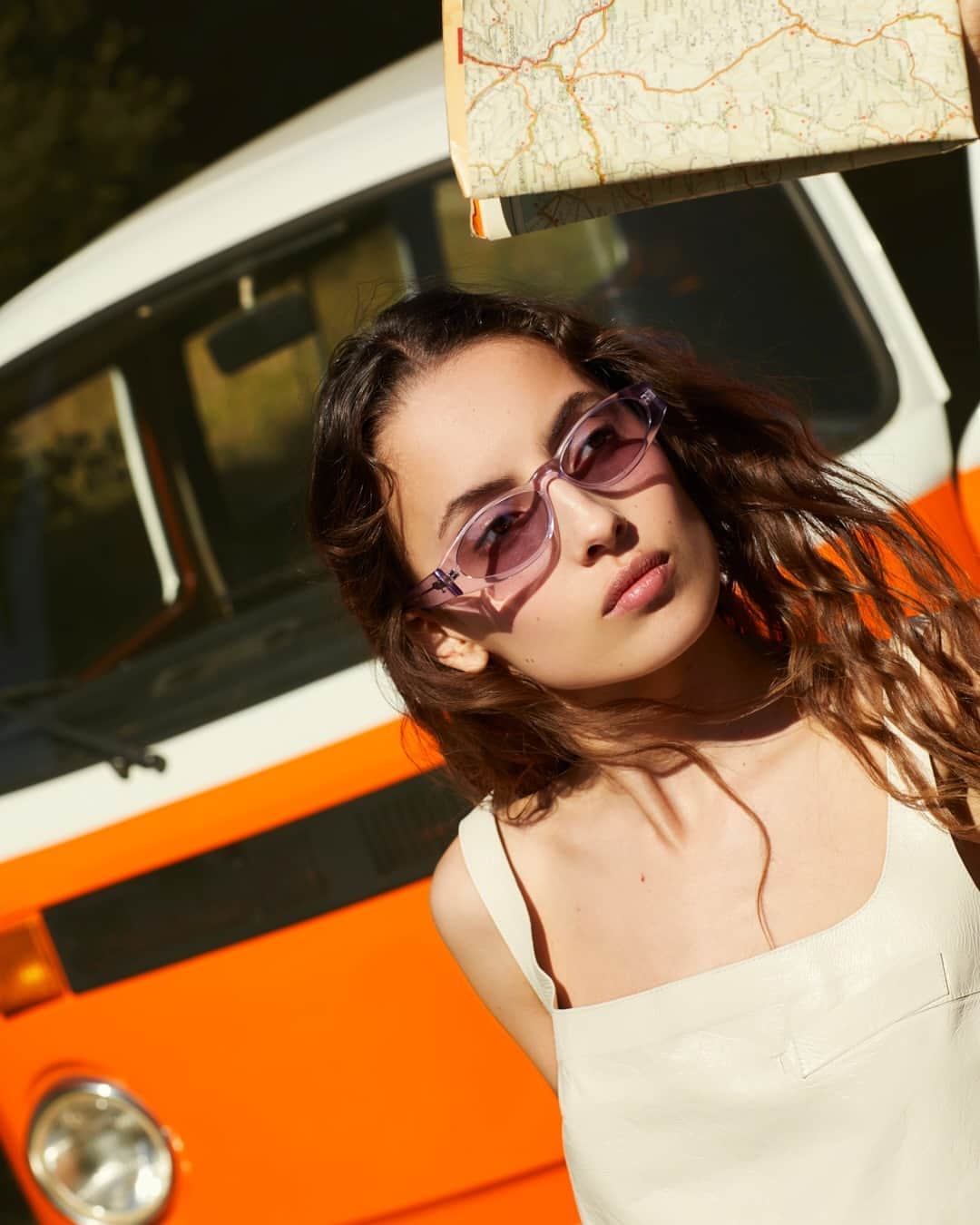 のインスタグラム：「Feel the Italian summer catching a ray of sun.  #TodsSS23 #TodsEyewear #Tods」