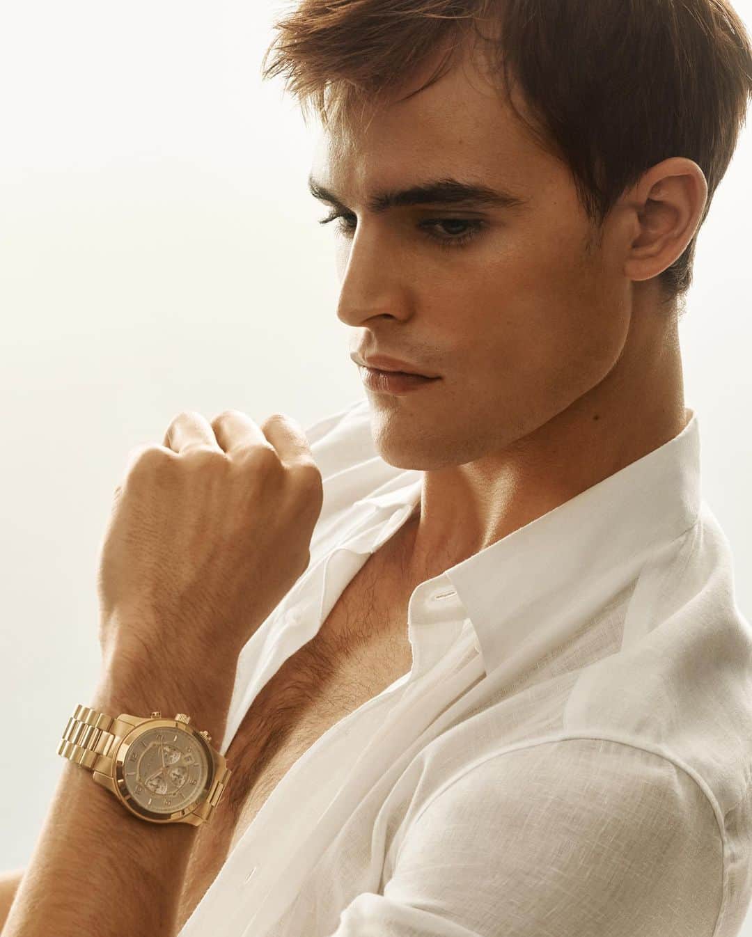 のインスタグラム：「A timeless timepiece: the Runway watch returns with its sophisticated silhouette, gleaming metal finishes and luxe details. #MichaelKorsMens  Photographed by @LachlanBailey」