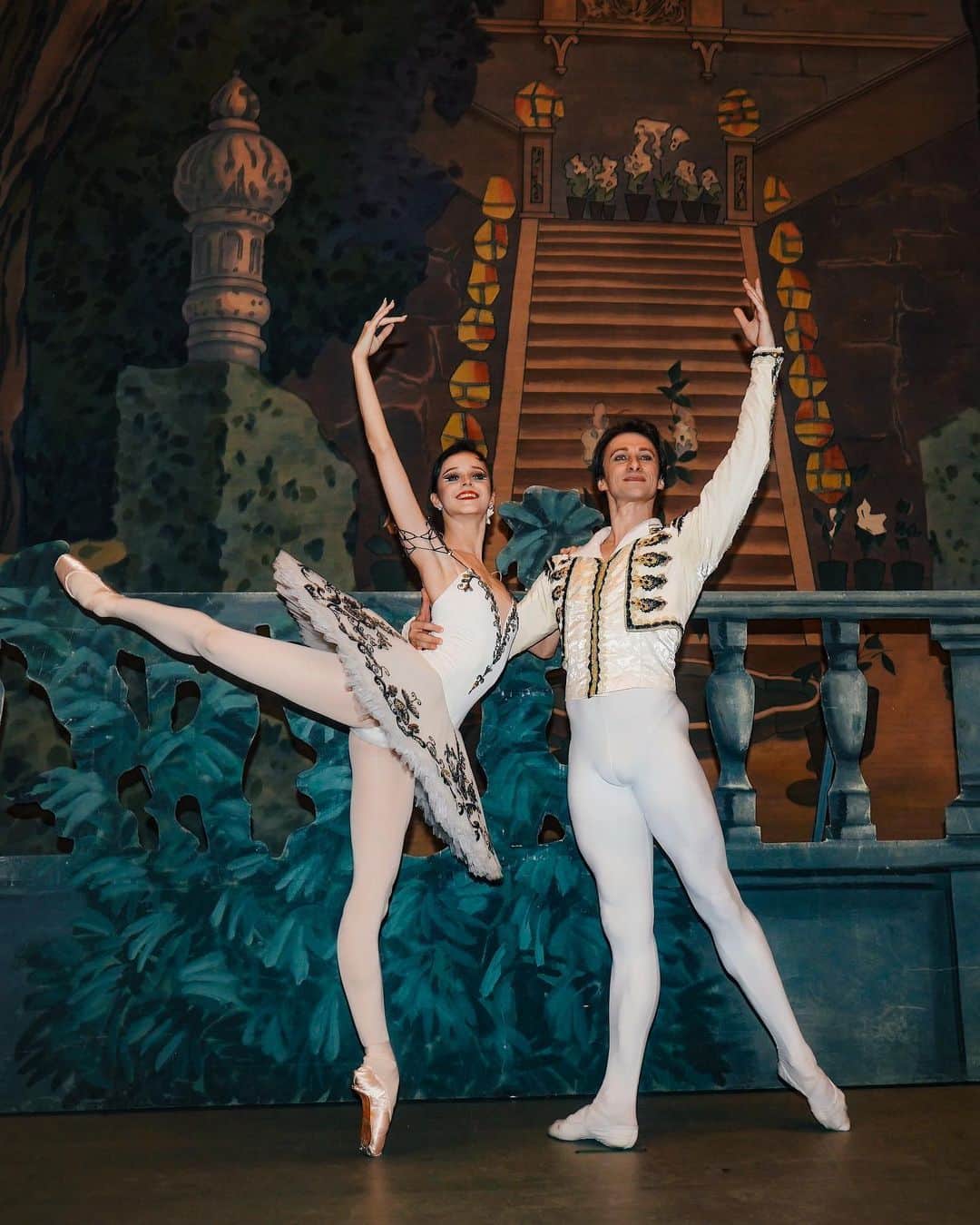 マリア・コーレワのインスタグラム：「“DON QUIXOTE” 16.04.23 ❤️‍🔥 Thank you @philipp_stepin 🤩 You are the best!  For this show I was stepping in for the other dancer. And when I was asked if I could dance the full-length production of this ballet my first subconscious reaction was “definitely no”, I thought my body still wasn’t ready for this load, especially after dancing “Bayadere” on the 7th of April, a bit more than one week ago…  But then my family, my coach, my partner, my director and my doctor believed in me. They supported me along the whole way… I am SO GRATEFUL because today I feel happier than I ever was in my life ❤️ Truly 🙏🏻 Photos by @anfffoto   «ДОН КИХОТ» 16.04.23 ❤️‍🔥 Спасибо @philipp_stepin 🤩 Ты мой кумир!  В этом спектакле я вышла на замену другой балерине. Когда меня спросили, смогу ли я станцевать весь трехактный балет целиком, моей первой подсознательной реакцией было «конечно, нет», тело еще не готово к такой нагрузке, особенно после «Баядерки» 7 апреля, чуть больше недели назад… Но! В меня поверили моя любимая семья, мой педагог, партнер, руководитель труппы, самый лучший врач. Они поддерживали меня все эти дни… Если бы не они, ничего бы не было. Сегодня я чувствую себя счастливее, чем когда-либо в жизни ❤️ СПАСИБО!」