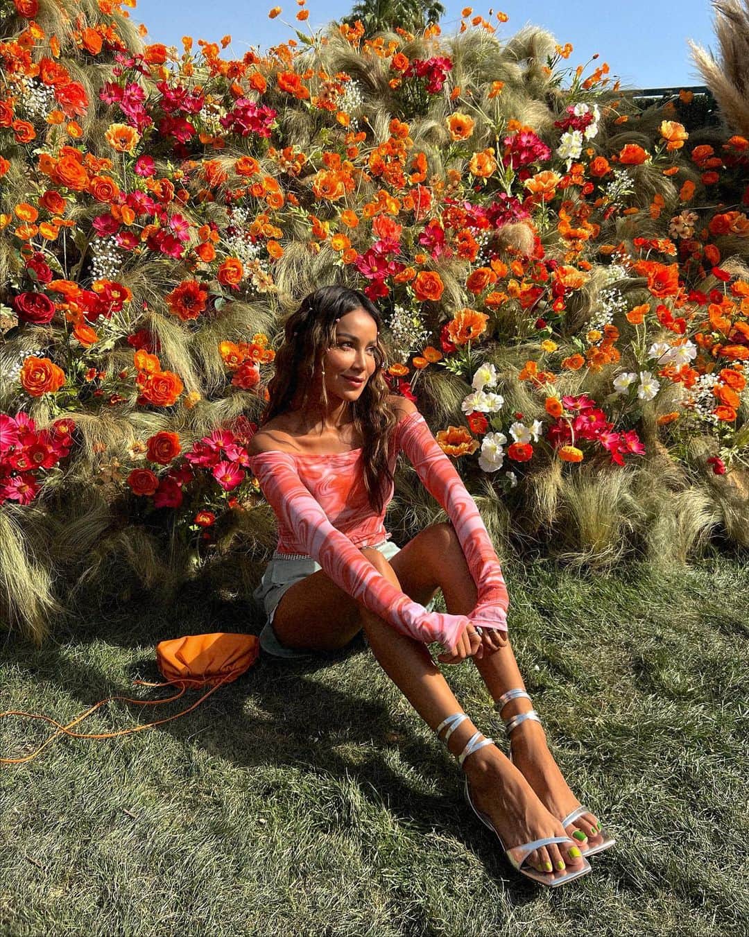 ジュリー・サリニャーナのインスタグラム：「Throwback to some of my #Coachella looks throughout the years! It's my first time skipping it in years but couldn't be happier just being home with Kevin and babybump. I'll be back next year!   which #coachellaoutfit is your fave 1-10? 🎡💕🌈🫶🏽」