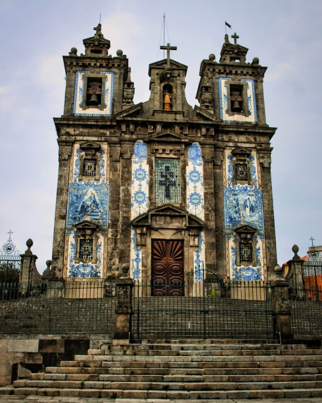 Rosetta Stoneさんのインスタグラム写真 - (Rosetta StoneInstagram)「#Porto is the second largest city in #Portugal with a ton of history and full of culture.  Here are 10 interesting things you might not know about Porto:  1. Porto was originally called Portus Cale, which influenced the name of the country Portugal. Historians argue the name comes from either: - The Gallaeci, a Celtic tribe of Iberia - A Celtic word meaning “port” (the place where boats dock) - The Greek word "Καλλις" meaning “beautiful” (referring to the beauty of the Douro valley) - The Latin word "calidus" meaning "warm" ("Portus Cale" thus meaning "warm port")  2. While Porto developed in the 4th century ACE, the earliest evidence of settlers dates back to the 8th century BCE. This makes Porto one of the oldest European cities.  3. Porto is fondly called “Invicta”, which means "invincible" in Portuguese. This nickname comes from the 19th century Portuguese civil war when the enemy failed to conquer the city.  4. In 1415, Porto residents donated all of their meat reserves to soldiers for the conquest of Ceuta, which left them with only animal tripe to eat. After that, the people of Porto were called "Tripeiros" (tripe-eaters). The nickname stuck and is still used today.   5. Porto is known as the city of bridges due to its 6 iconic bridges that span the Douro River.   6. The Sao Bento train station in Porto is considered one of the most beautiful train stations in the world.  7. Port wine comes from this region. This fortified wine is widely accepted as the city’s dessert wine, especially as it is made along the Douro River.  8. A Francesinha is the city’s typical dish. This sandwich is made with different kinds of meat and sausage, cheese, and a delicious tomato beer sauce.  9. One of the largest street festivals in the world takes place in Porto on June 23 to celebrate the patron saint of the city – Saint John. Quirky traditions during Festa de São João do Porto include smashing each other's head with plastic hammers, jumping over bonfires (to prove your courage), and offering friends basil plants decorated with handwritten poems.  10. The historic center of Porto was declared a World Heritage Site by UNESCO in 1996.  Will you add Porto to your #bucketlist?」4月17日 0時06分 - rosettastone