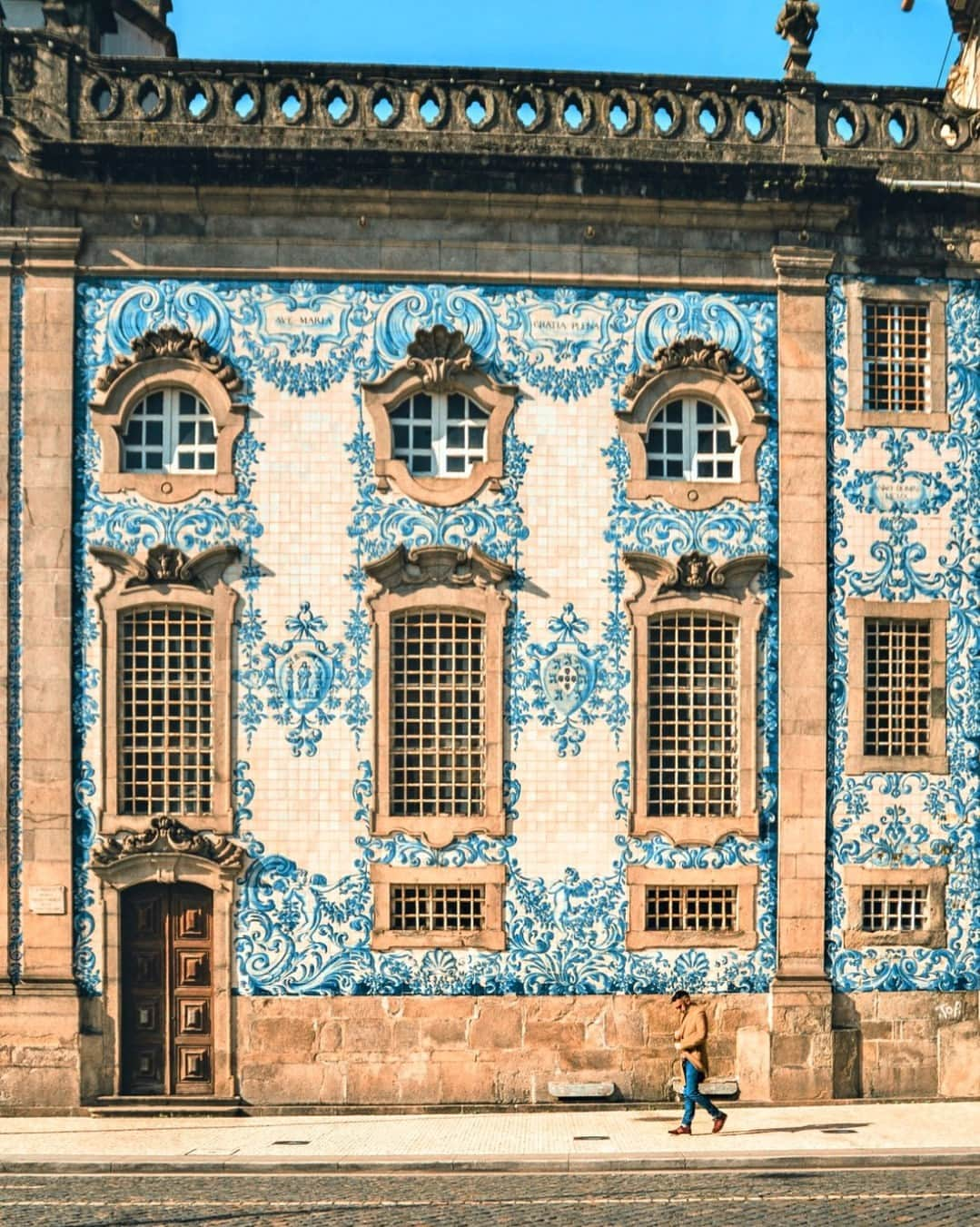 Rosetta Stoneさんのインスタグラム写真 - (Rosetta StoneInstagram)「#Porto is the second largest city in #Portugal with a ton of history and full of culture.  Here are 10 interesting things you might not know about Porto:  1. Porto was originally called Portus Cale, which influenced the name of the country Portugal. Historians argue the name comes from either: - The Gallaeci, a Celtic tribe of Iberia - A Celtic word meaning “port” (the place where boats dock) - The Greek word "Καλλις" meaning “beautiful” (referring to the beauty of the Douro valley) - The Latin word "calidus" meaning "warm" ("Portus Cale" thus meaning "warm port")  2. While Porto developed in the 4th century ACE, the earliest evidence of settlers dates back to the 8th century BCE. This makes Porto one of the oldest European cities.  3. Porto is fondly called “Invicta”, which means "invincible" in Portuguese. This nickname comes from the 19th century Portuguese civil war when the enemy failed to conquer the city.  4. In 1415, Porto residents donated all of their meat reserves to soldiers for the conquest of Ceuta, which left them with only animal tripe to eat. After that, the people of Porto were called "Tripeiros" (tripe-eaters). The nickname stuck and is still used today.   5. Porto is known as the city of bridges due to its 6 iconic bridges that span the Douro River.   6. The Sao Bento train station in Porto is considered one of the most beautiful train stations in the world.  7. Port wine comes from this region. This fortified wine is widely accepted as the city’s dessert wine, especially as it is made along the Douro River.  8. A Francesinha is the city’s typical dish. This sandwich is made with different kinds of meat and sausage, cheese, and a delicious tomato beer sauce.  9. One of the largest street festivals in the world takes place in Porto on June 23 to celebrate the patron saint of the city – Saint John. Quirky traditions during Festa de São João do Porto include smashing each other's head with plastic hammers, jumping over bonfires (to prove your courage), and offering friends basil plants decorated with handwritten poems.  10. The historic center of Porto was declared a World Heritage Site by UNESCO in 1996.  Will you add Porto to your #bucketlist?」4月17日 0時06分 - rosettastone