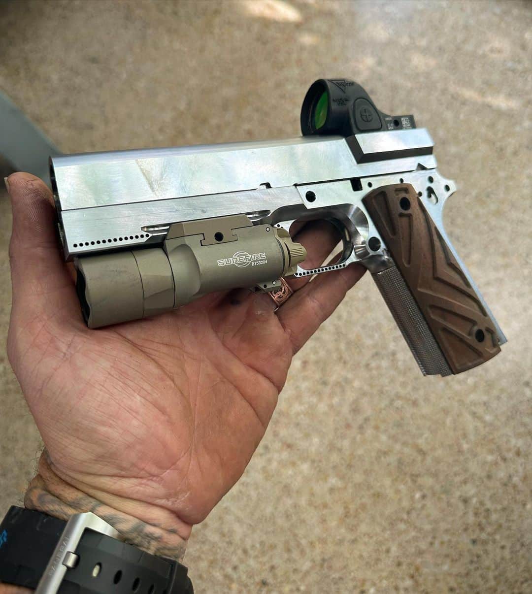 ウエストコーストチョッパーズのインスタグラム：「I’m pretty dang excited about the New DOMINATOR SS pistol from @jessejamesfirearms I had to share…  My wife’s competition shooting has had an obvious influence on my design/functionality direction. SRO, rail/light, Ambi safety, mag well...Ect Ect…   Fro killed it on the programming/machining👑.  Ok back to work finishing it up in the morning.  Have a good Sunday🌞  888-269-0666   Guns@jessejames.com   www.JJFU.com」