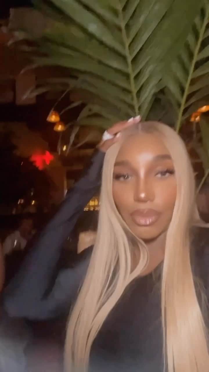 ネネ・リークスのインスタグラム：「Girls nite out was a NITEEEEEEE! I am struggling this morning 😩@ladiesofsuccess #lifeofnene」