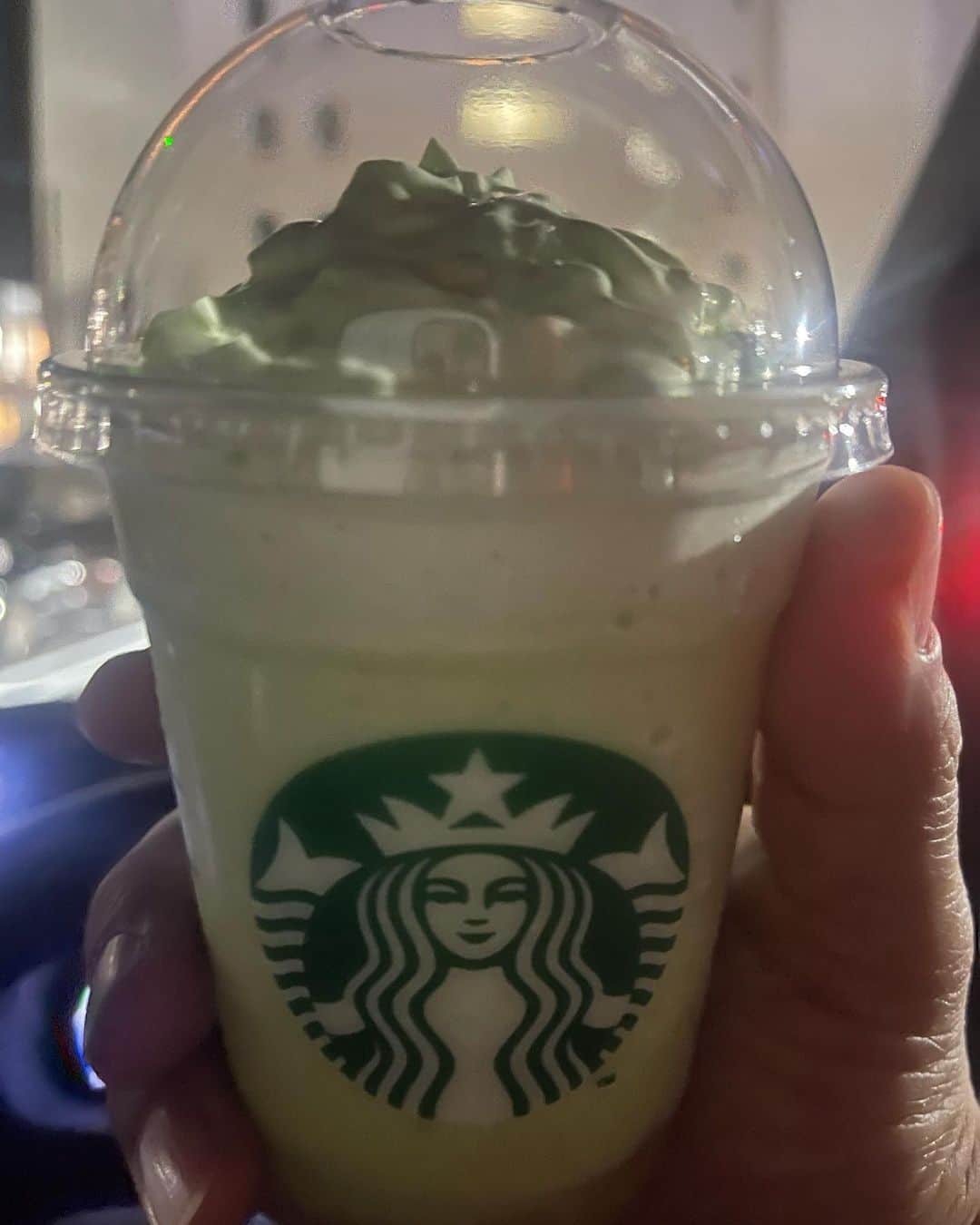 のインスタグラム：「新作のThe メロン of メロン  フラペチーノを飲む。  正直私的にはこれが1番好きも。  オススメ度95  #starbucks  #フラペチーノ」