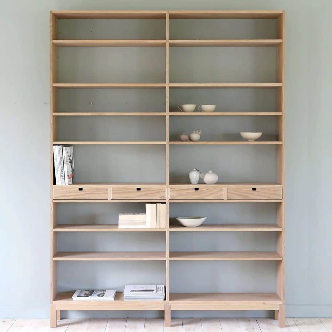 Frida Ramstedtのインスタグラム：「On my wishlist, som det hette i bloggarnas begynnelse. Kolla in den här fina bokhyllan från @g.a.d_furniture  I såpad ek, kan ta en i varje rum tack 🤍  #bokhylla #shelfie #inredning」